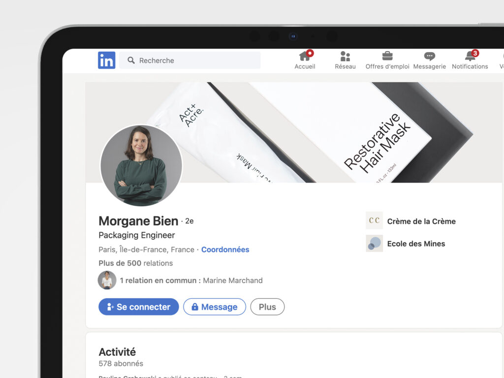Ordinateur portable montrant le profil LinkedIn de Morgane Bien, ingénieure en emballage, avec sa photo de profil et des informations sur sa carrière, dans une configuration d'éclairage de studio.