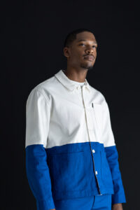 Shooting en studio textile lifestyle misericordia veste bleu et blanche