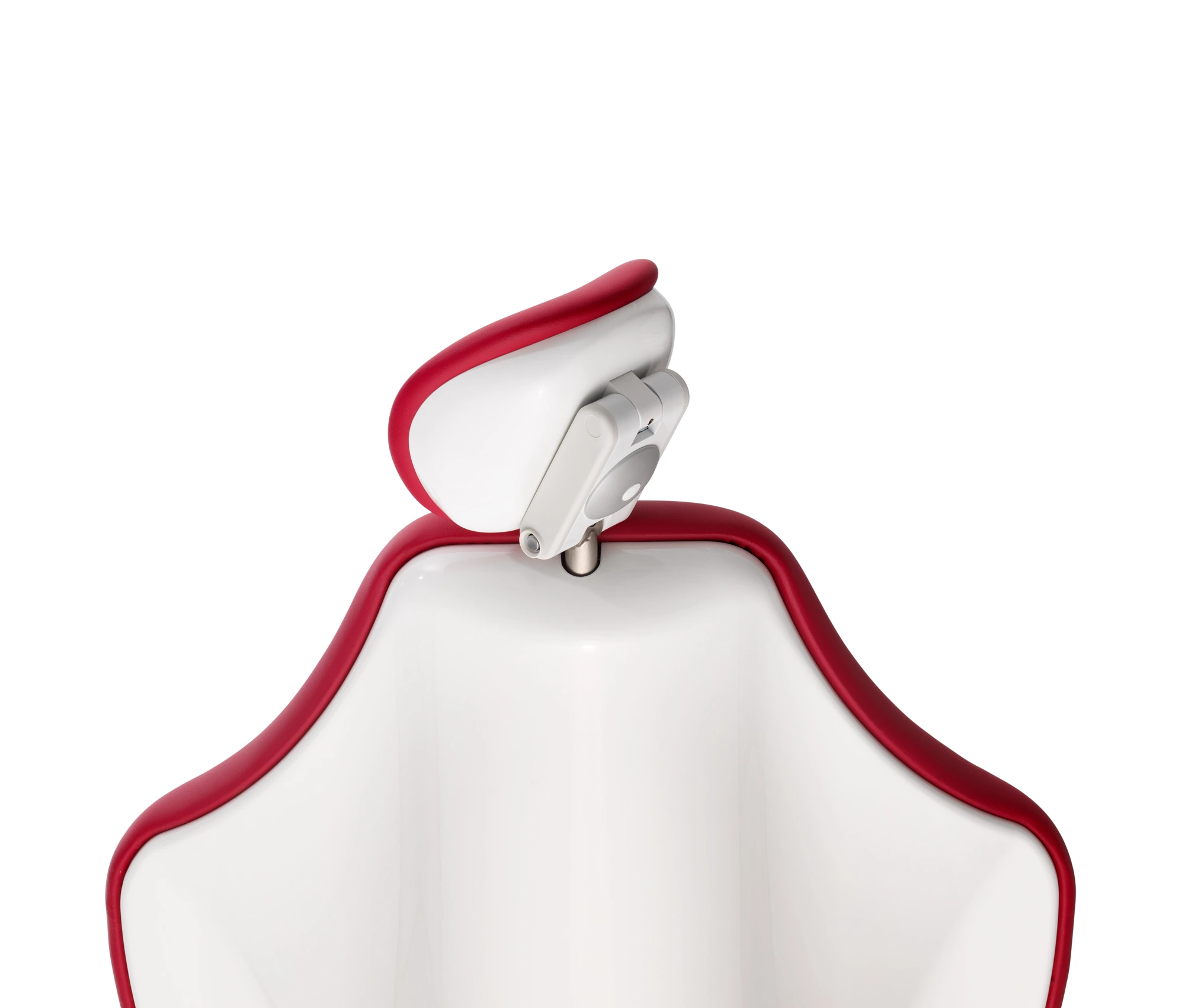 Gros plan d'une chaise blanche avec garniture rouge et appui-tête réglable, photographiée sur un fond blanc sans couture pour une utilisation dans un catalogue.