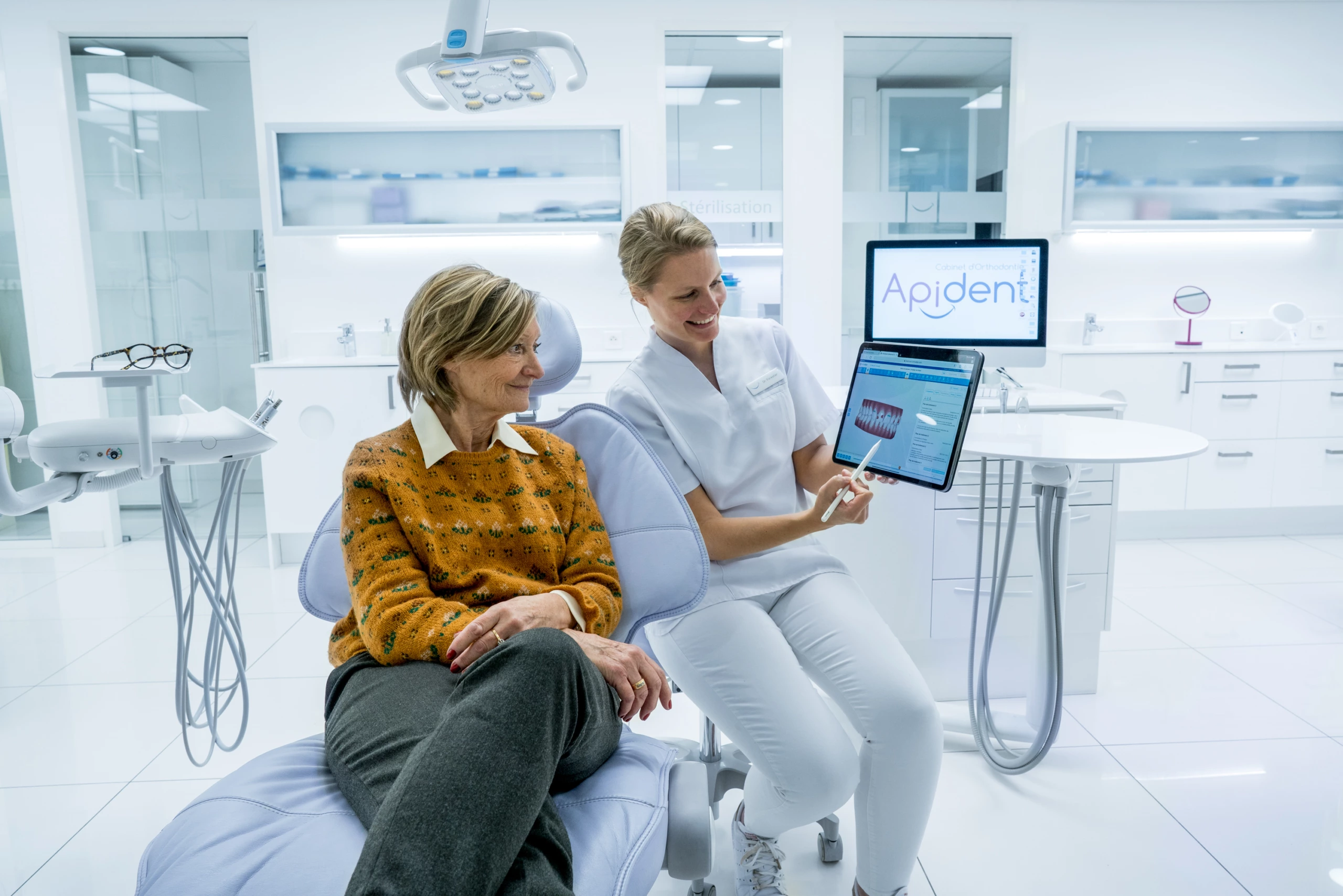 photographie d'un dentiste qui montre les résultats d'une opération