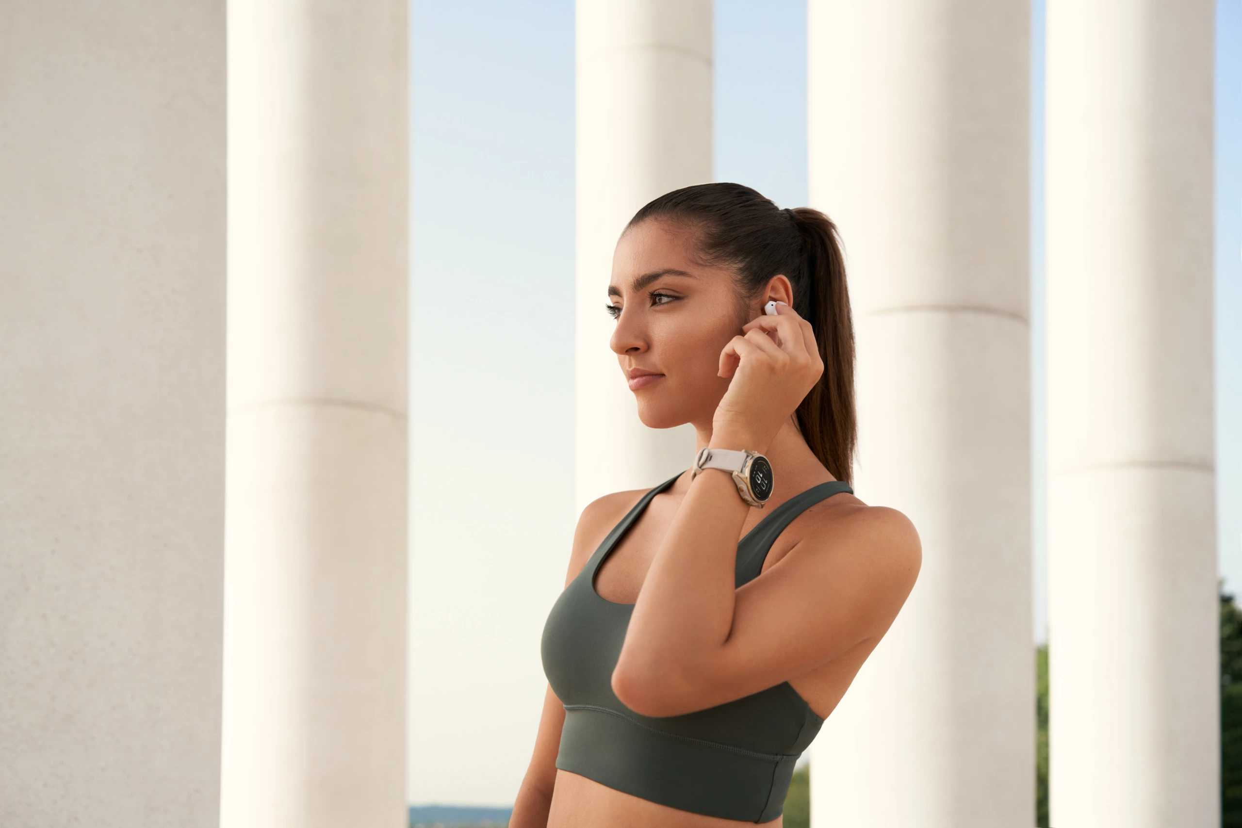 Mannequin mettant des écouteurs portant la Garmin