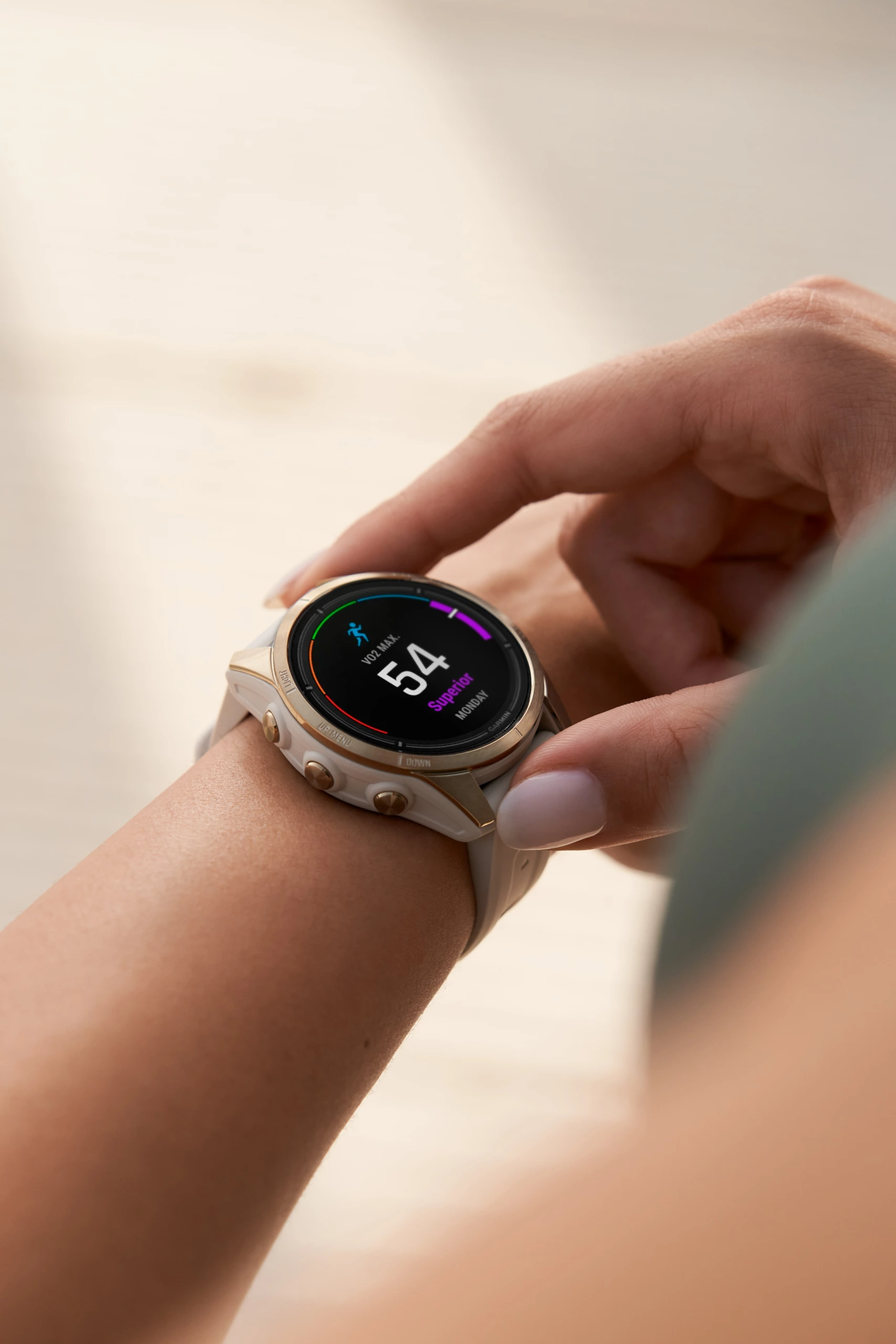 Mannequin regardant ses performances sur la montre Garmin