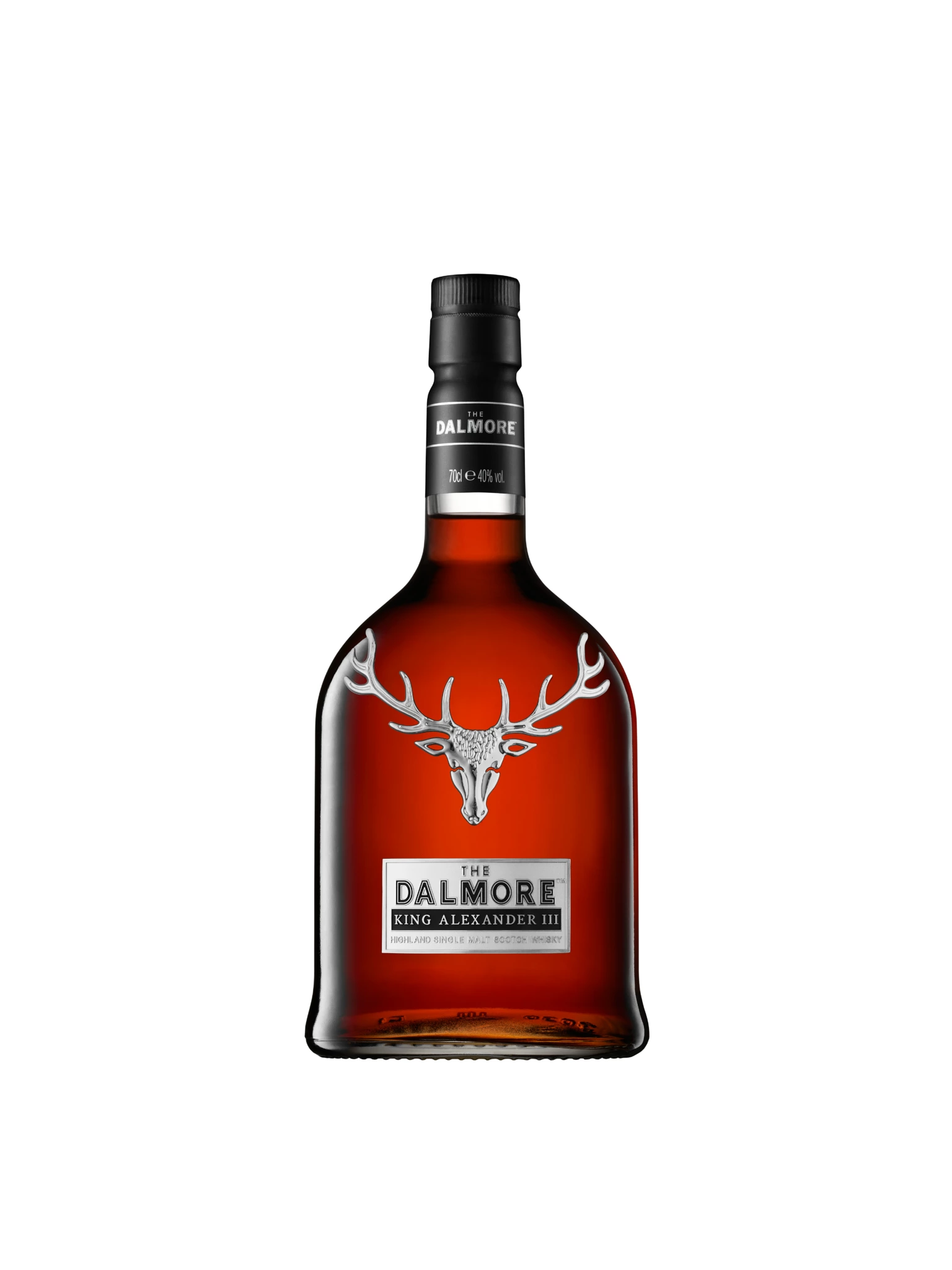 Nature morte de studio représentant la bouteille de whisky The Dalmore King Alexander III avec le logo du cerf argenté, l'étiquette noir-argenté et le liquide ambré.