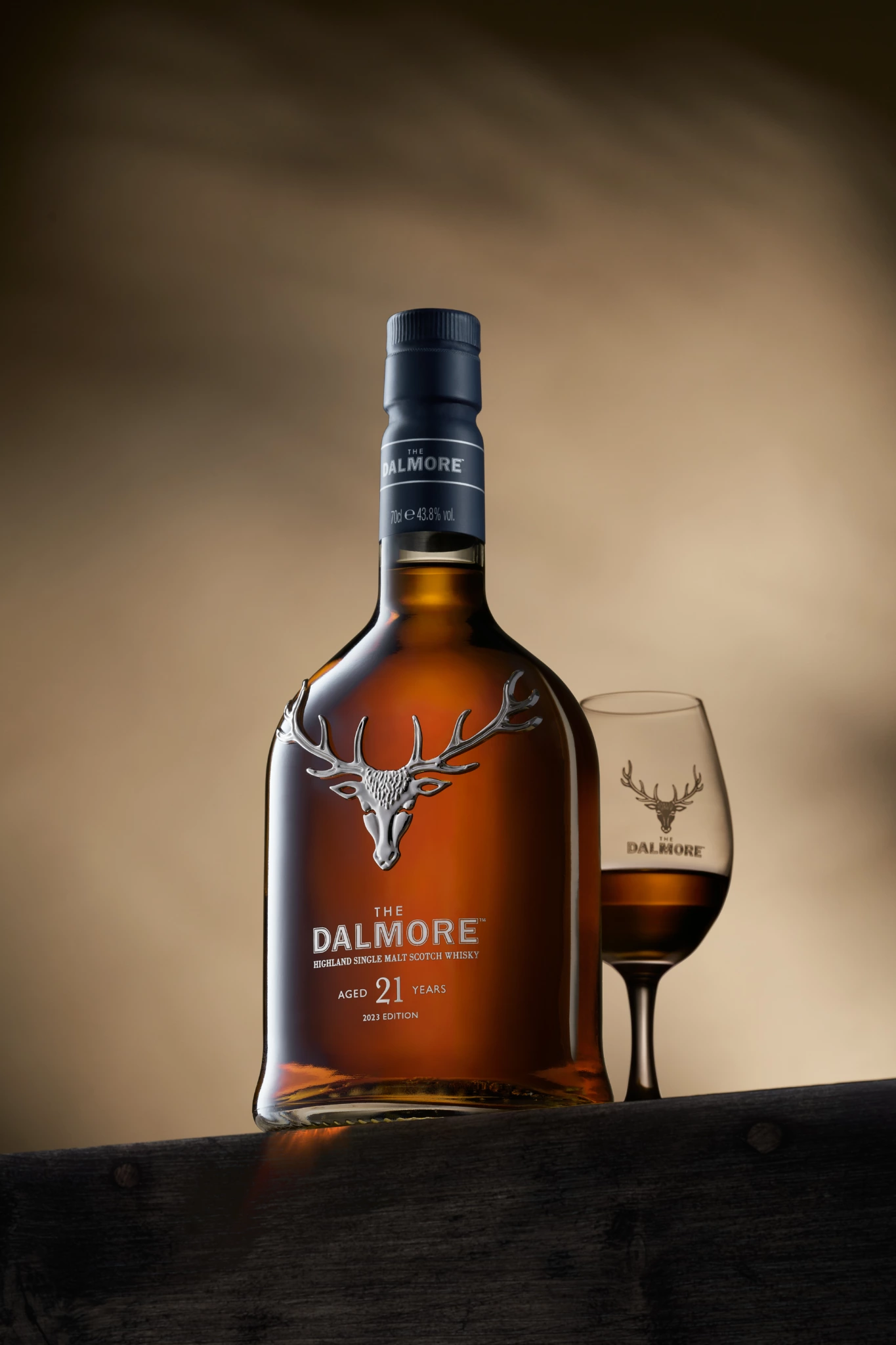 LMDW STILL LIFE DALMORE 01 La bouteille et le verre de whisky Dalmore 21 ans d'âge avec des emblèmes de cerf dans une nature morte photographiée en studio sur une toile de fond légèrement floue.