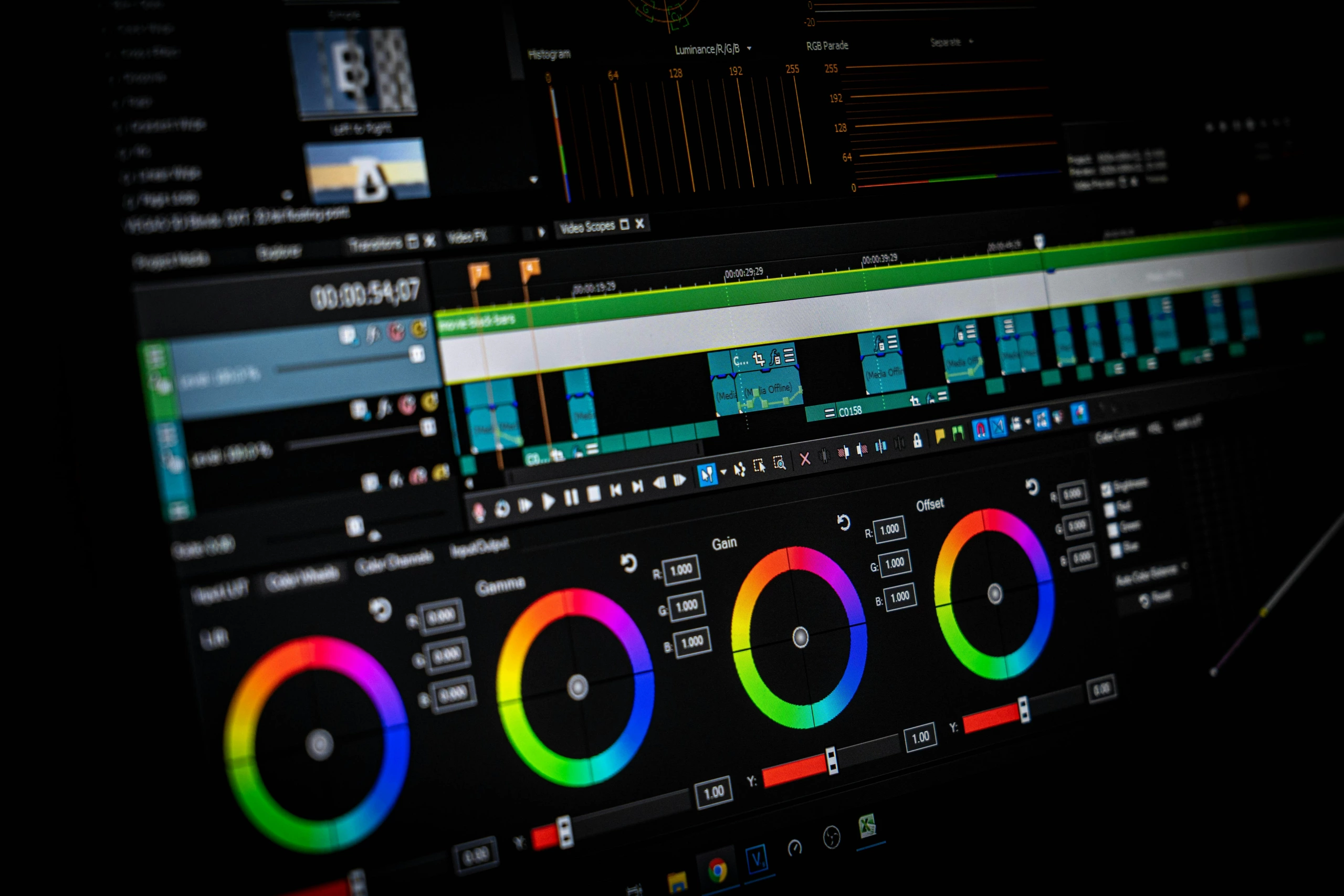 Gros plan d'un écran montrant l'interface d'un logiciel de montage vidéo avec une ligne de temps, plusieurs pistes, des outils d'étalonnage des couleurs et des panneaux de réglage.