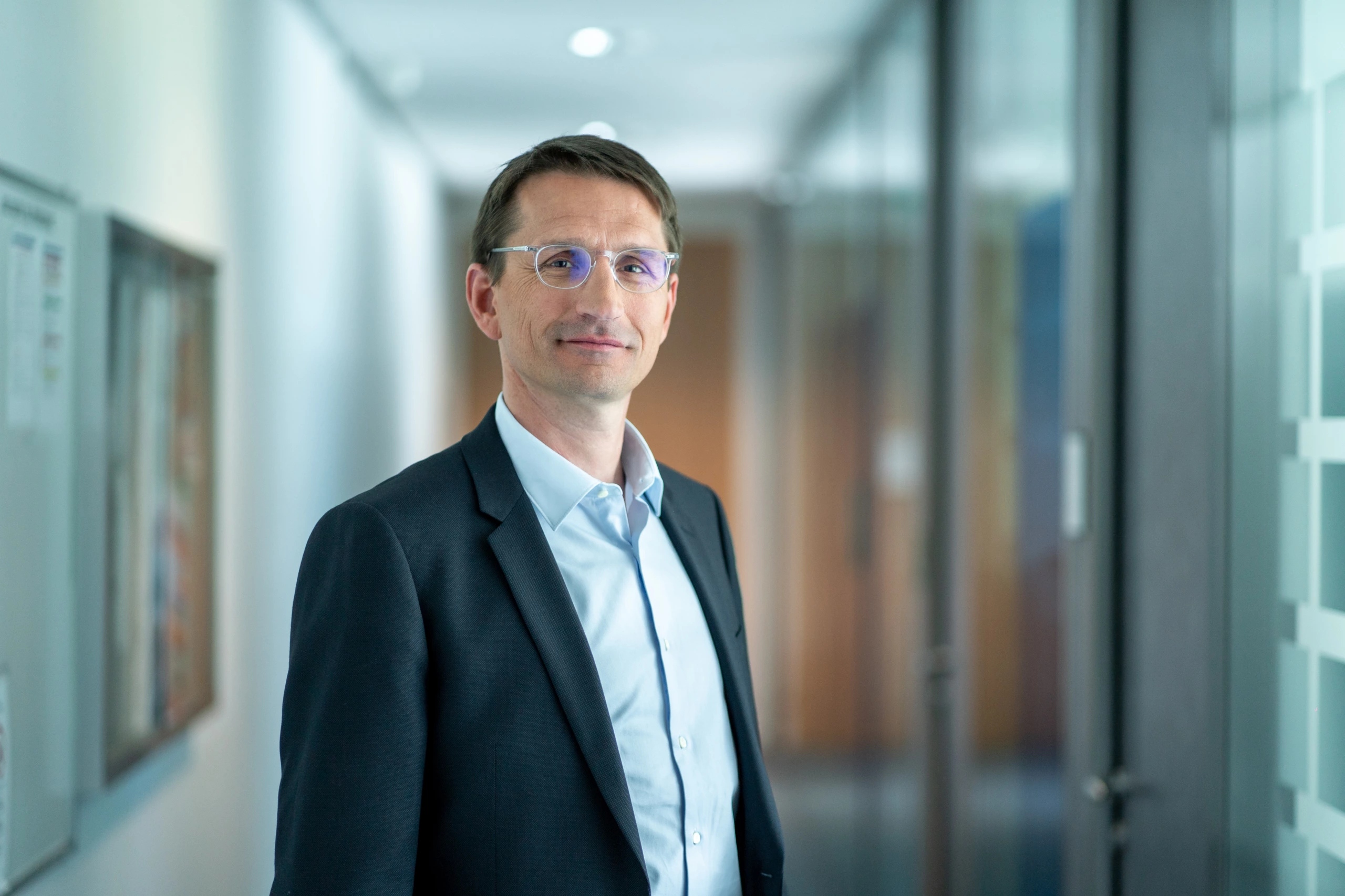 Portrait sérieux pour Experis