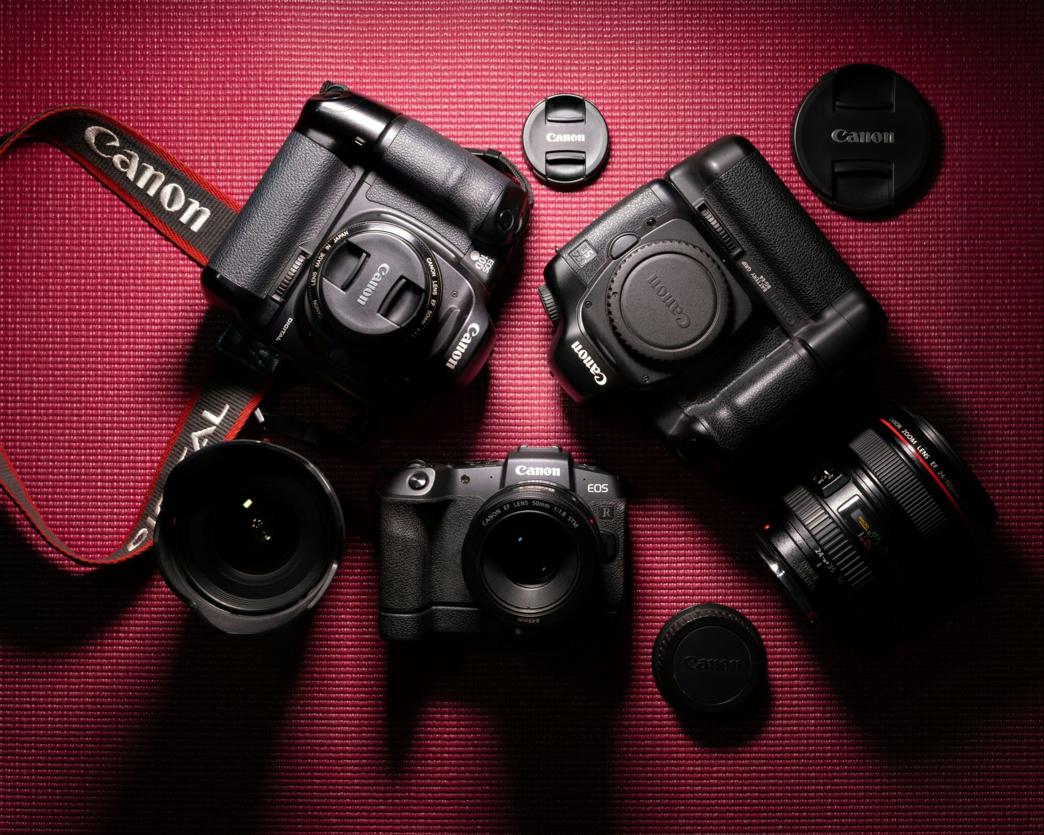 plusieurs appareils photos sur fond rouge