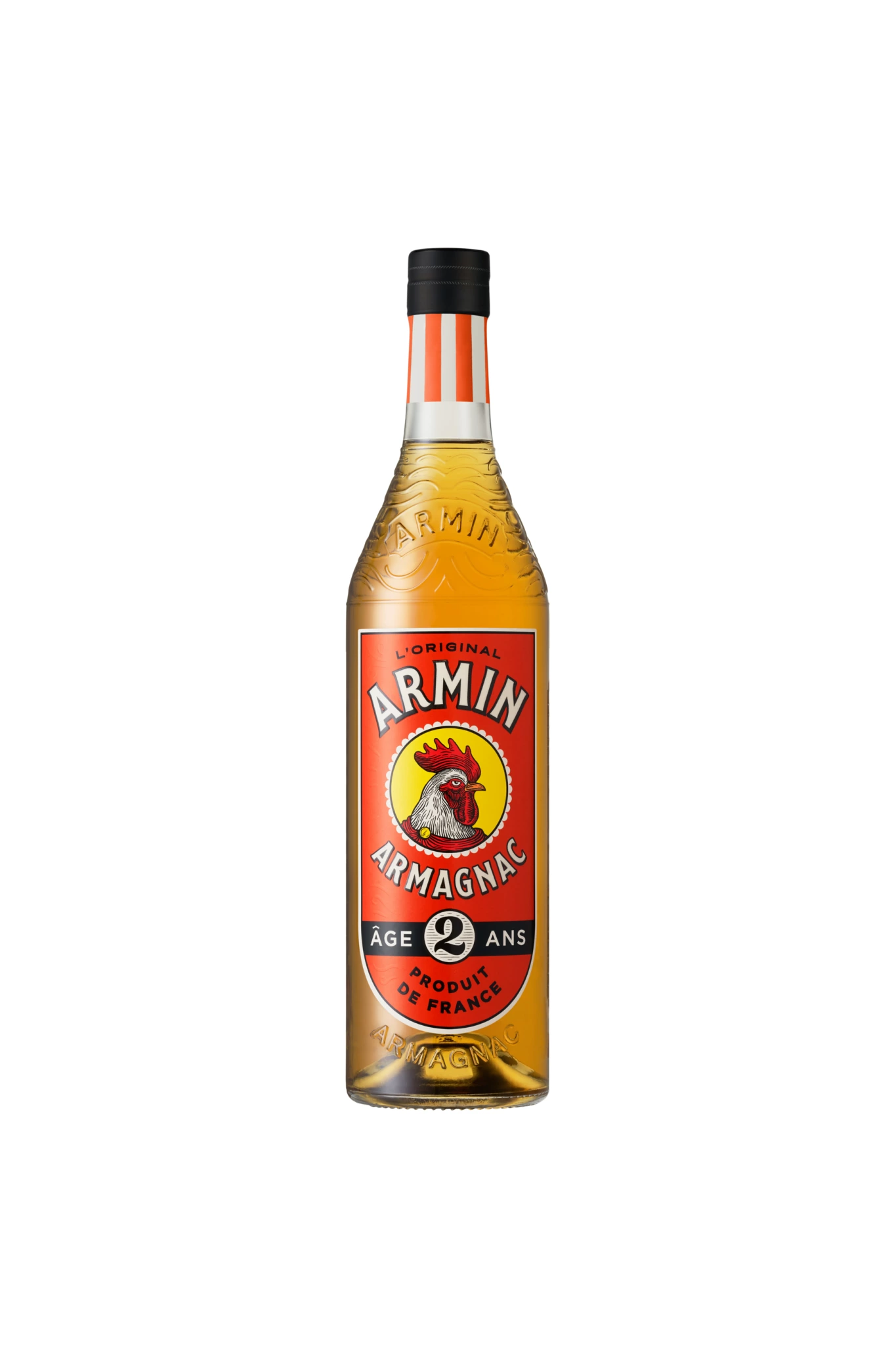 ARMIN 2 ANS Photo de studio d'une bouteille d'Armagnac Armin, étiquette rouge-orange avec logo de coq, marque d'âge de 2 ans et bouchon noir, origine française.