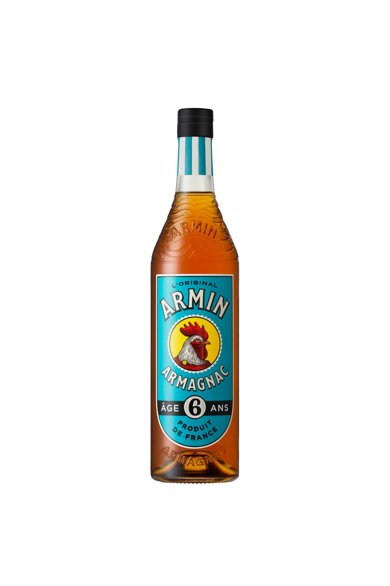 ARMIN 6 ANS Prise de vue en studio d'une bouteille d'Armagnac Armin de 6 ans d'âge avec une étiquette de coq turquoise et un bouchon noir, photographiée sur un fond blanc.
