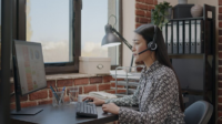 conseillère support au casque micro au poste de travail