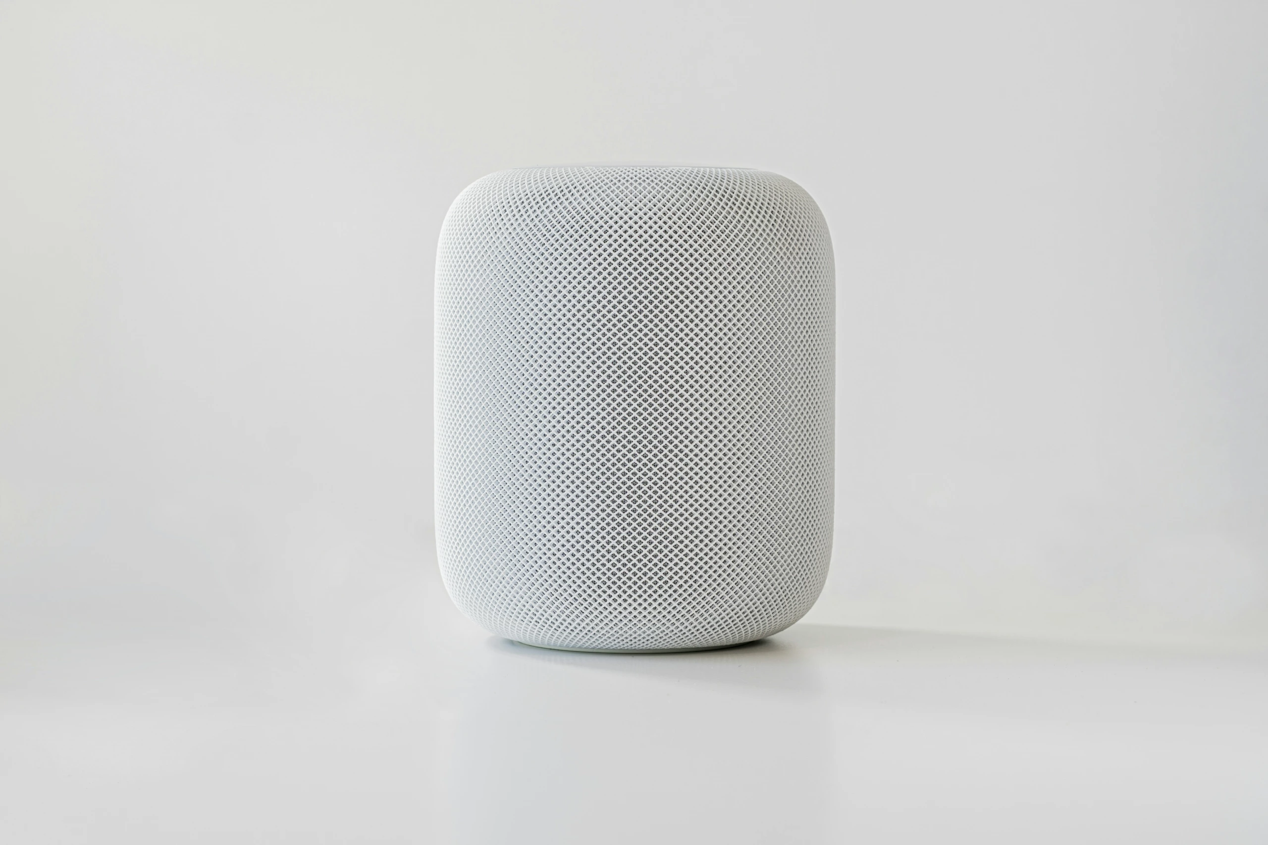 a white speaker on a white surface assistant virtuel virtual