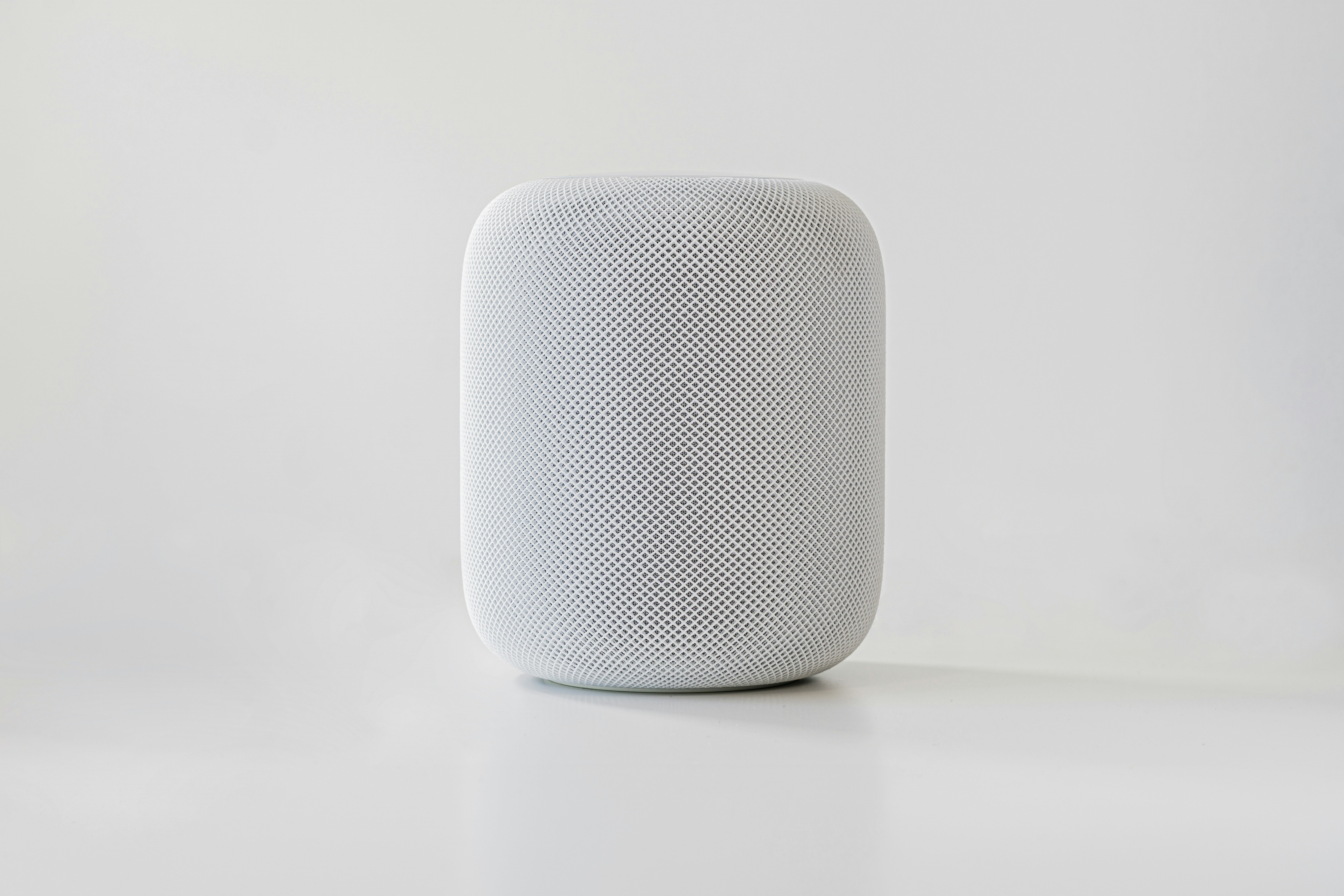 A white speaker on a white surface assistant virtuel virtual