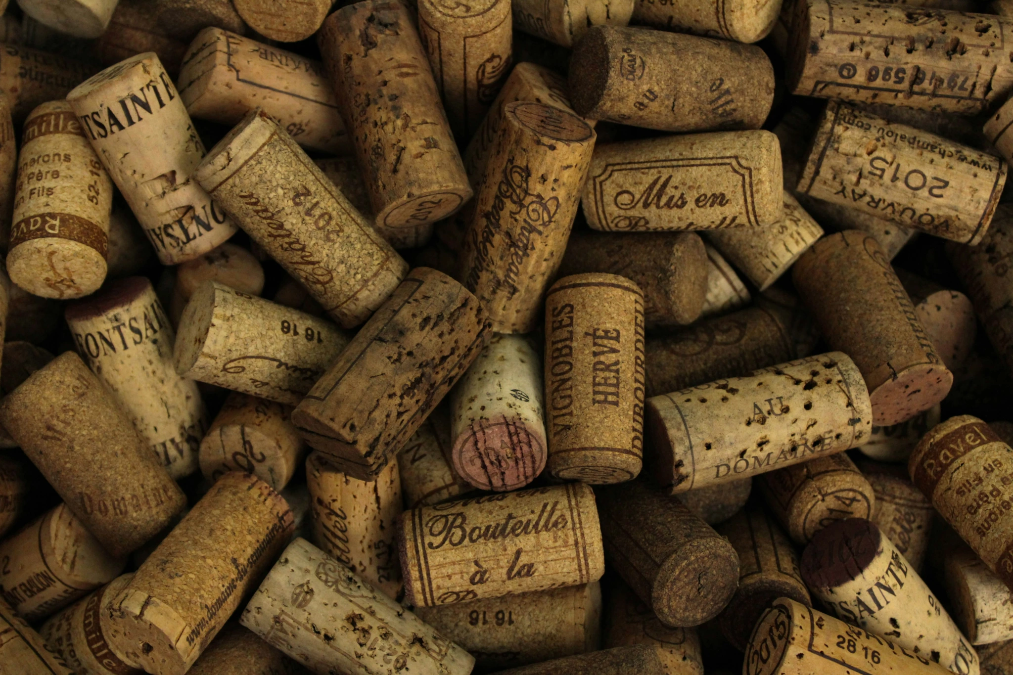 blog de vin photographie de tas de bouchons de vins francais