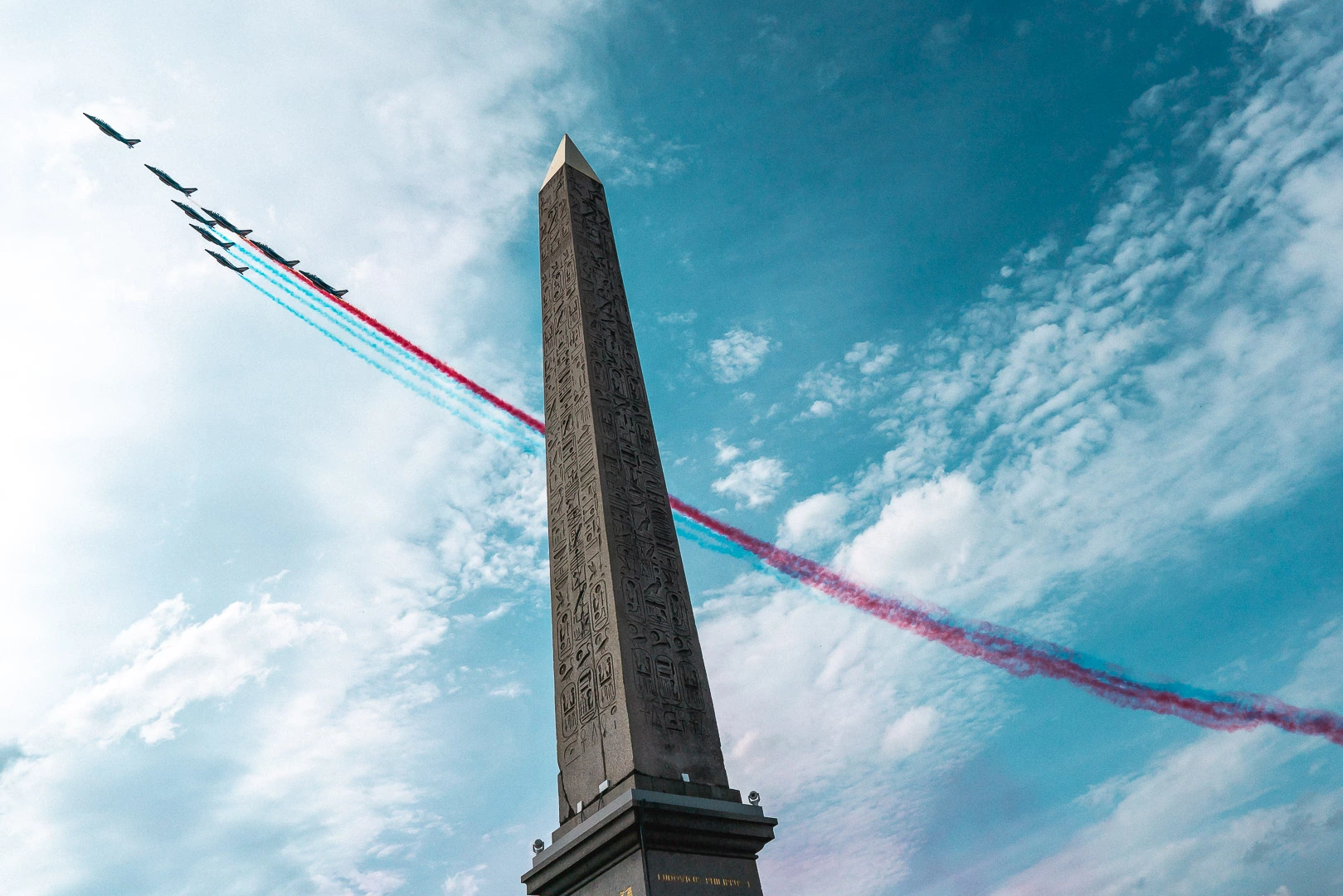 Patrouille de France qui passe au dessus de l'obélisque
