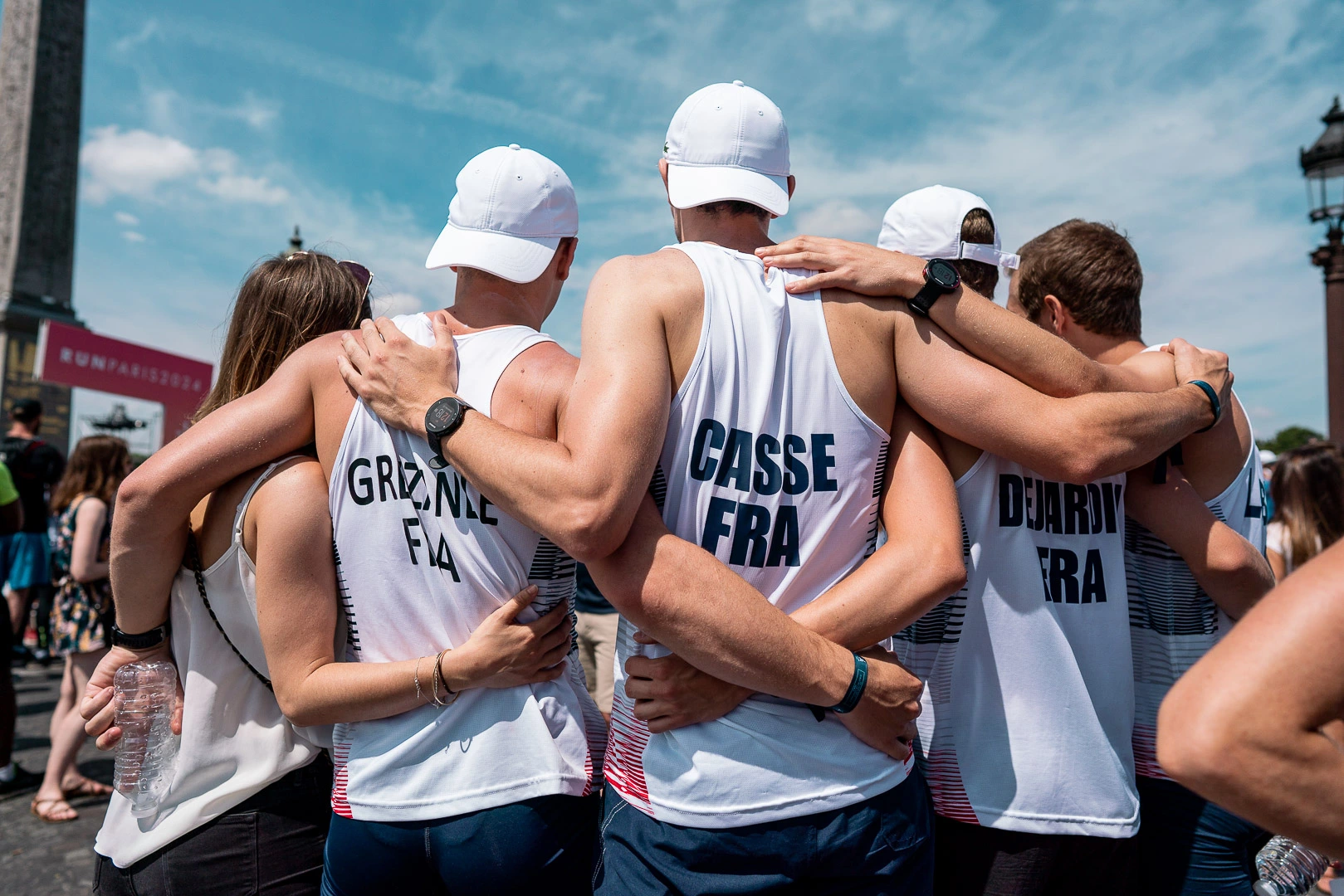 sportif du groupe France se tenant les épaules en cercle