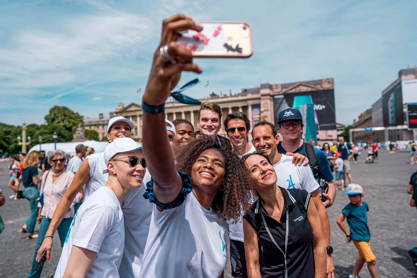 femme qui fait un selfie de groupe pendant la journée Olympique
