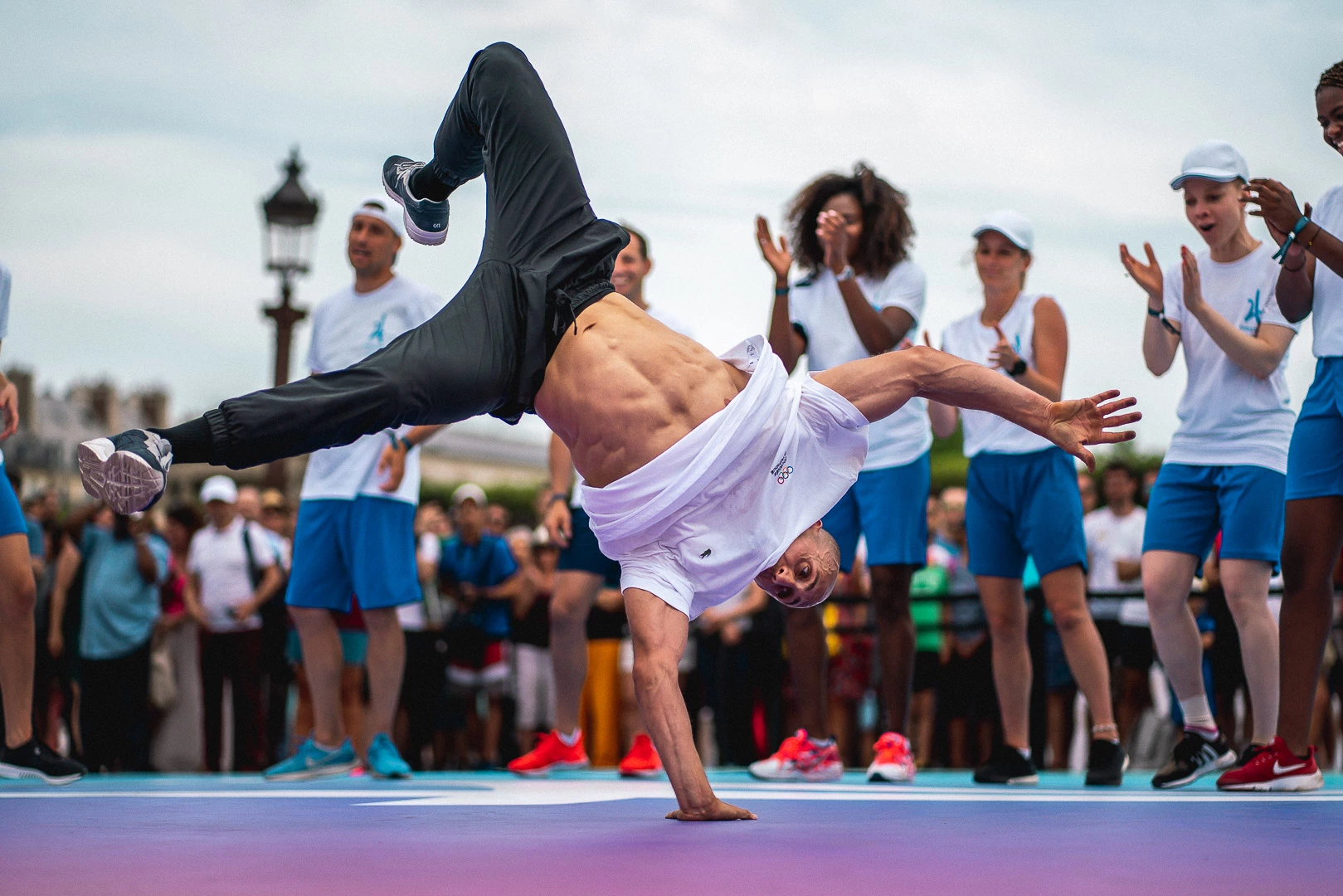 Breakdancer performant pendant la journée Olympique