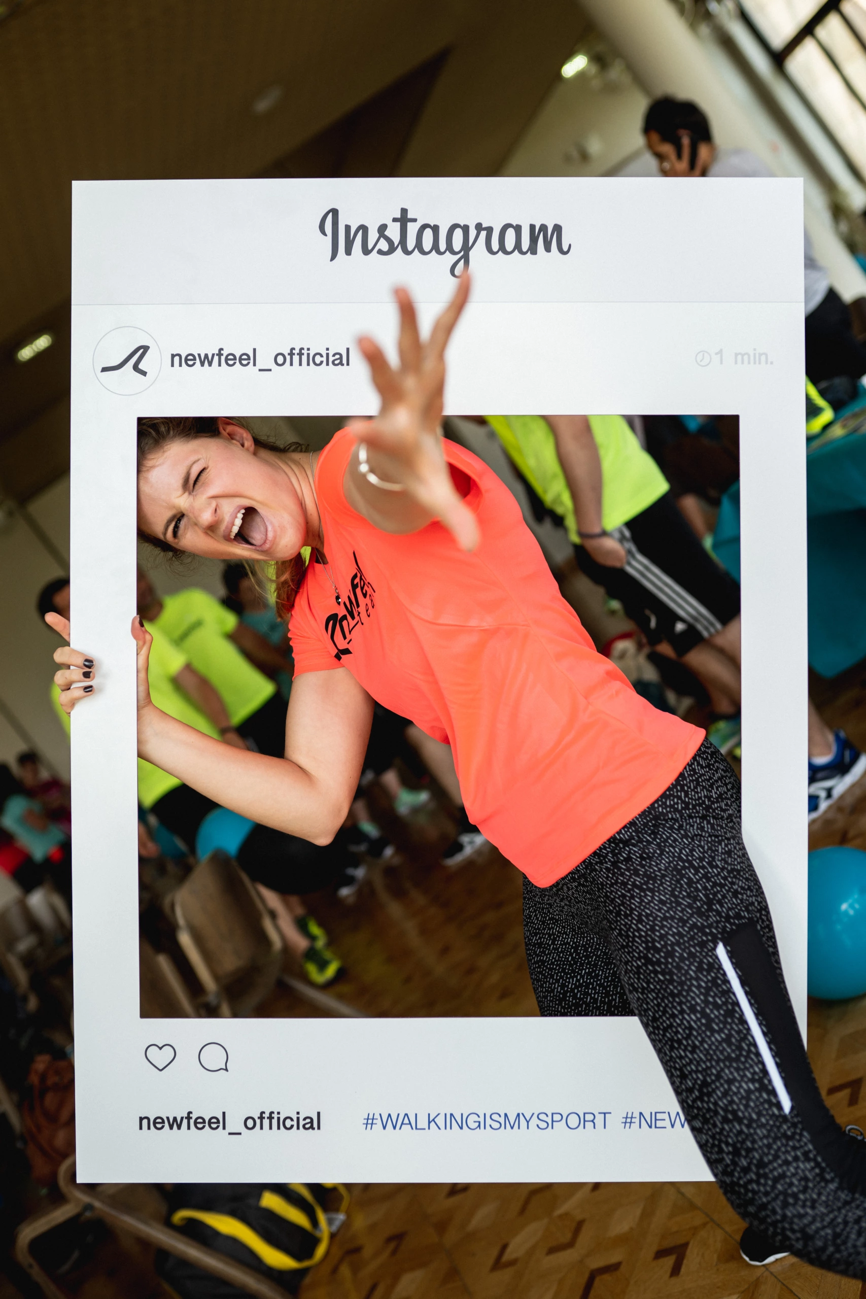 sportive en tenue fluo posant dans un cadre géant instagram