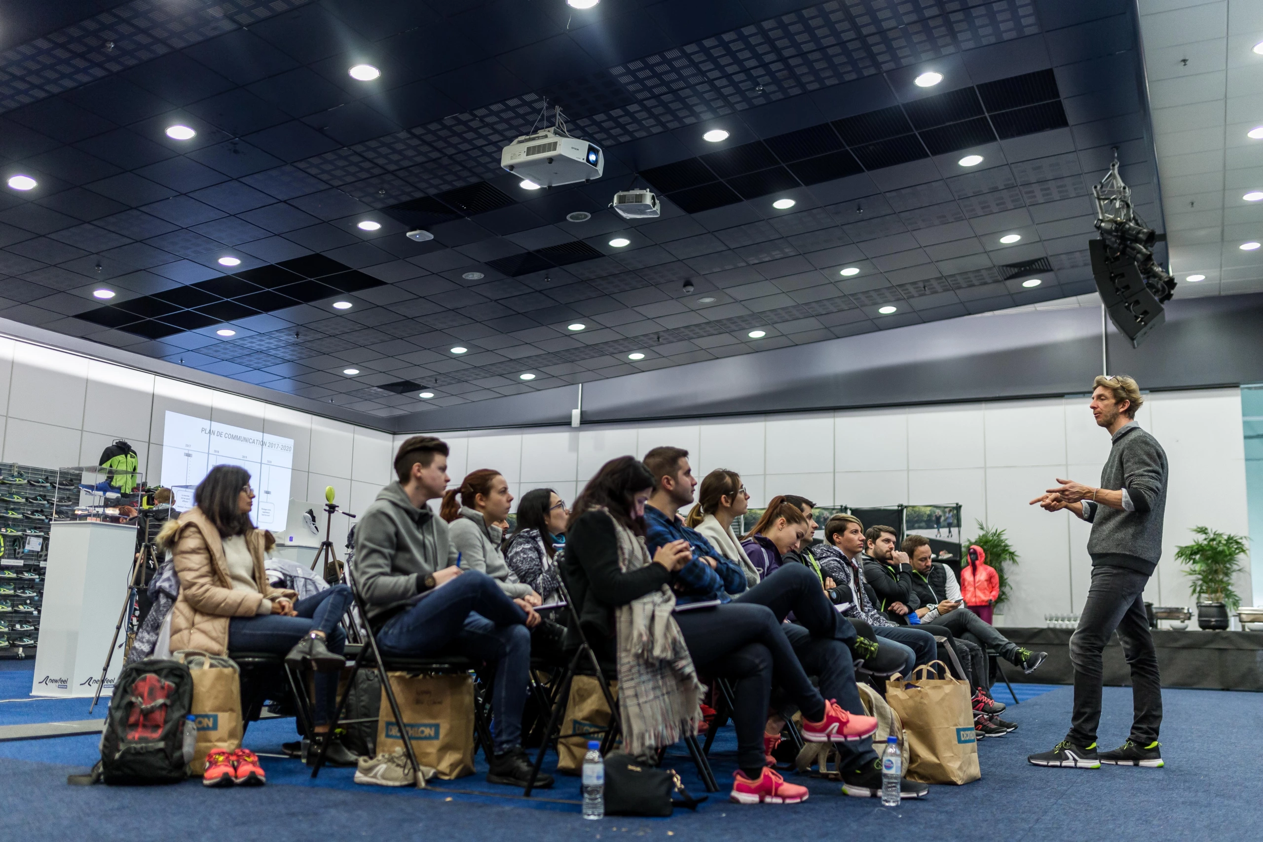 photo des participants a la conférences lors du séminaire newfeel Decathlon assise sur des chaises