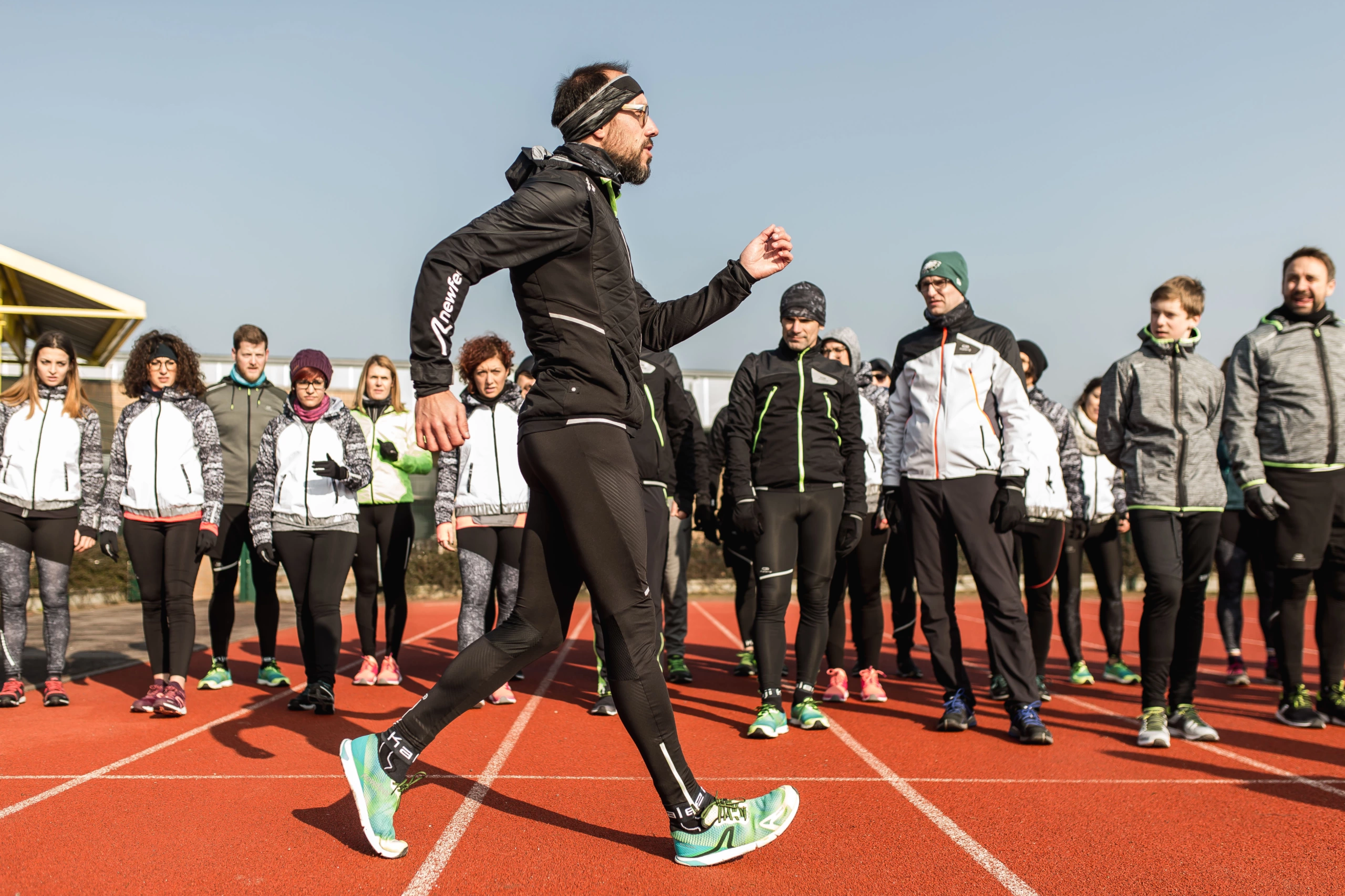 sportif en marche rapide sur une piste d'athlétisme