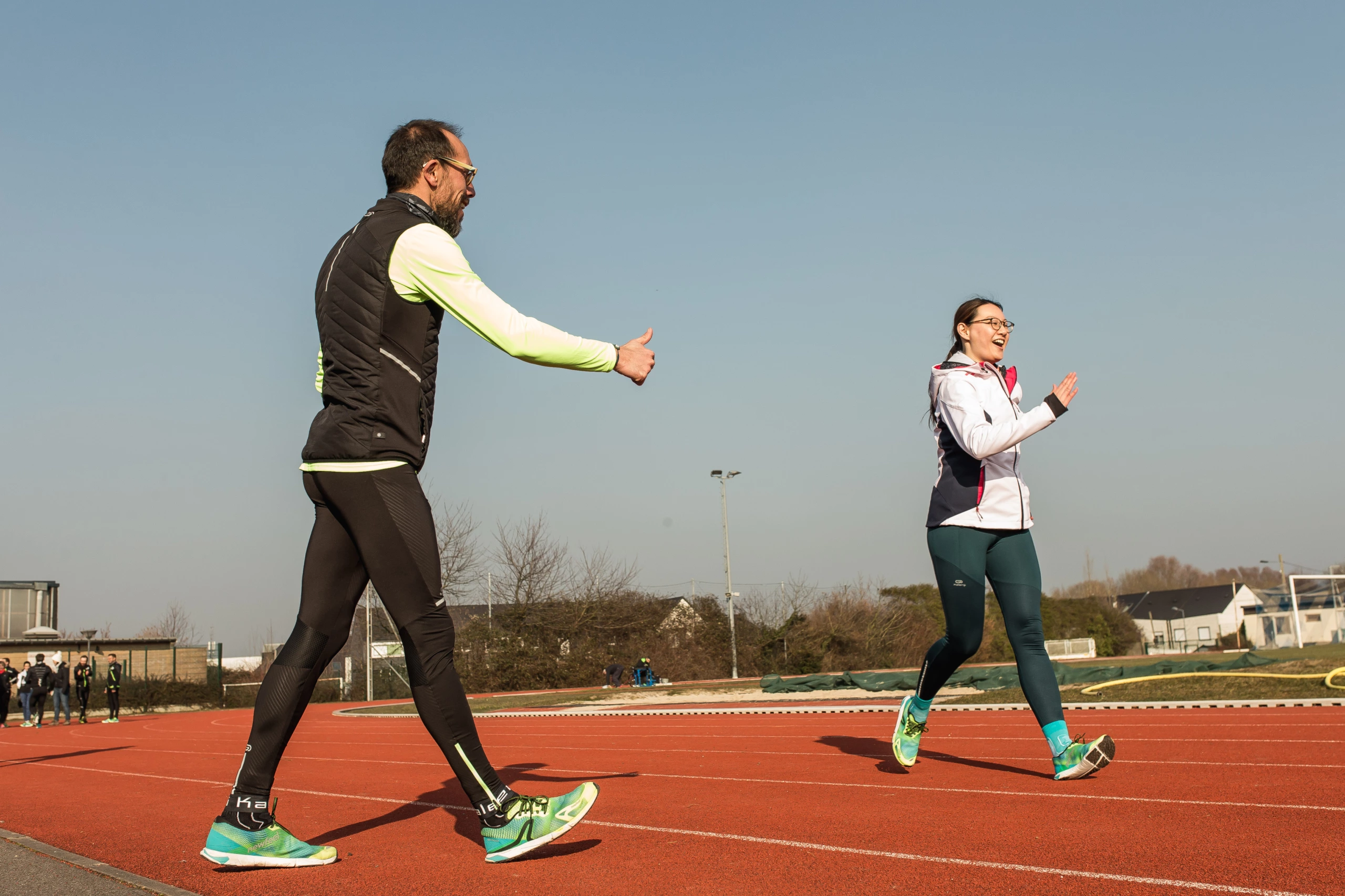 deux coureurs sur une piste d'athlétisme