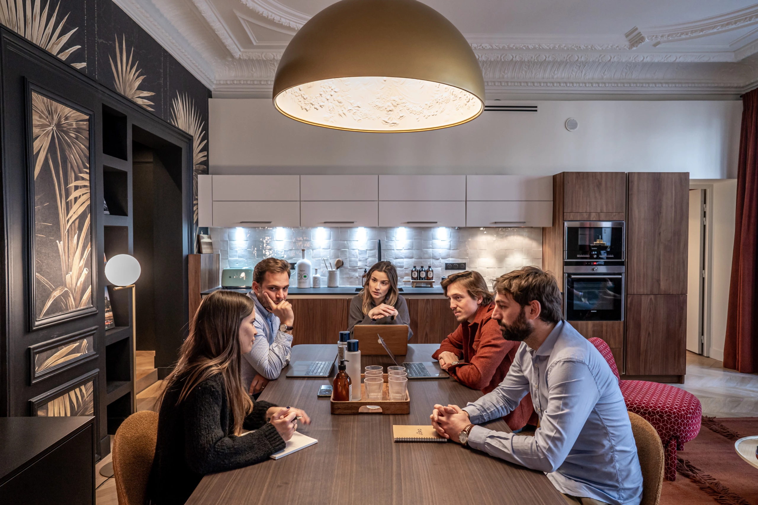 réunion de bureaux avec plein de collègues