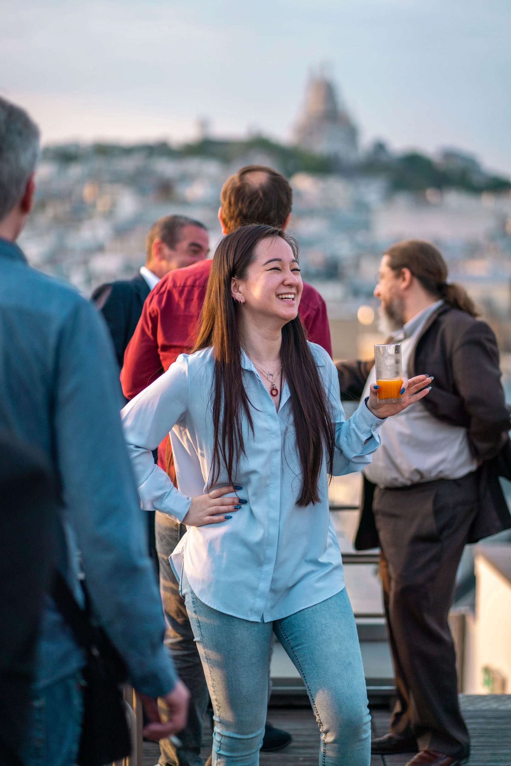 Personne discutant sur un rooftoop à paris