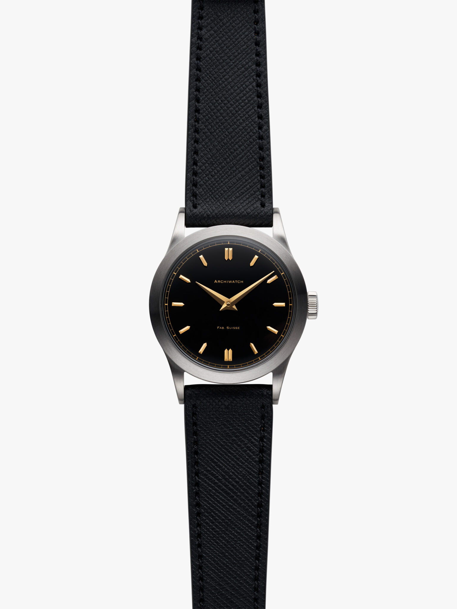 Photographie Archiwatch packshot photo montre horlergie 3 Packshot professionnel d'une montre-bracelet : bracelet en cuir noir, boîtier argenté, cadran noir avec index dorés, marques ARCHIVIST et PAR SECURE.