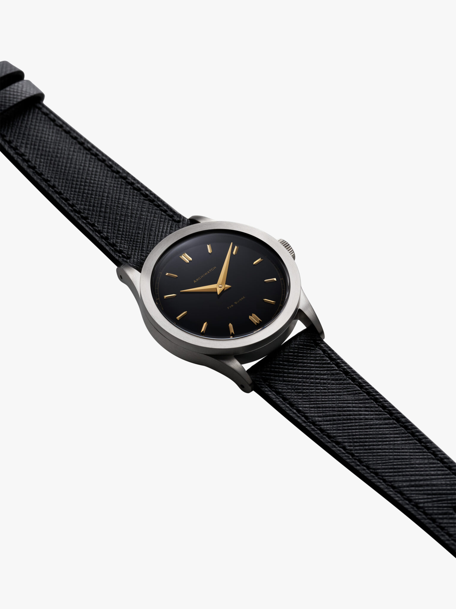 Photographie Archiwatch packshot photo montre horlergie 4 Une montre-bracelet avec un cadran noir, des index dorés, un boîtier argenté et un bracelet en cuir noir sur fond blanc dans une image de packshot.