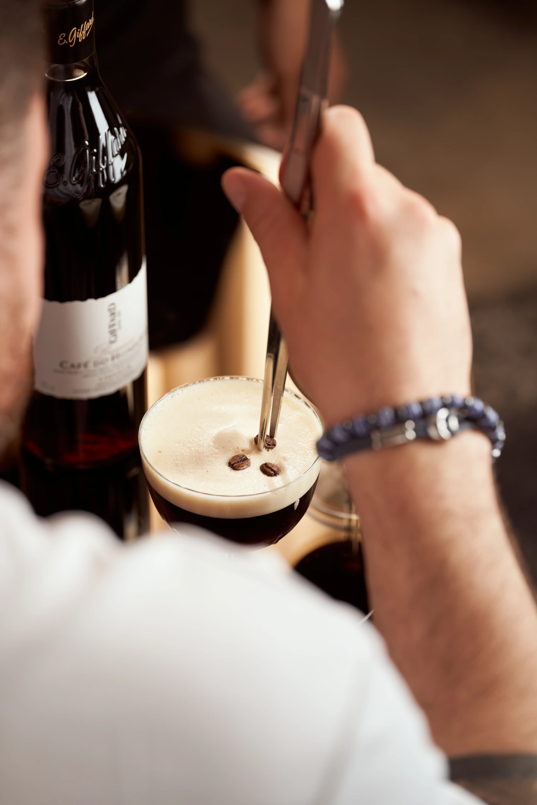 Mixologue ajustant un cocktail pour un shooting spiritueux