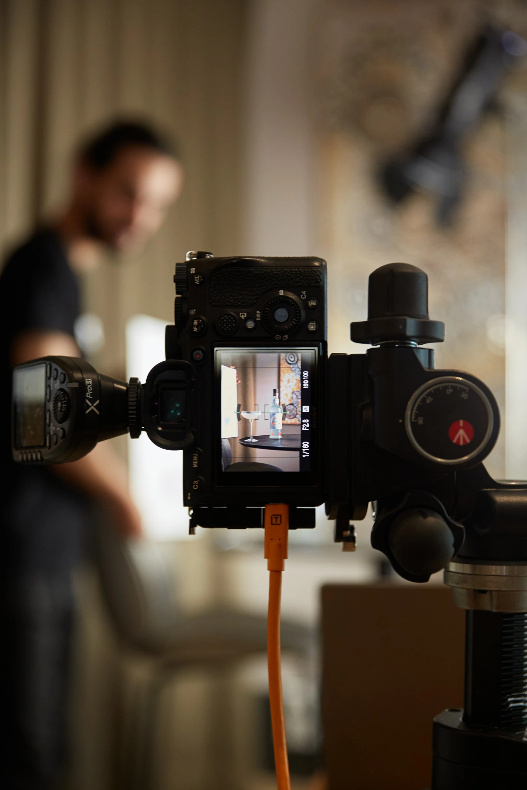 Appareil photo, photographiant une bouteille et un cocktail