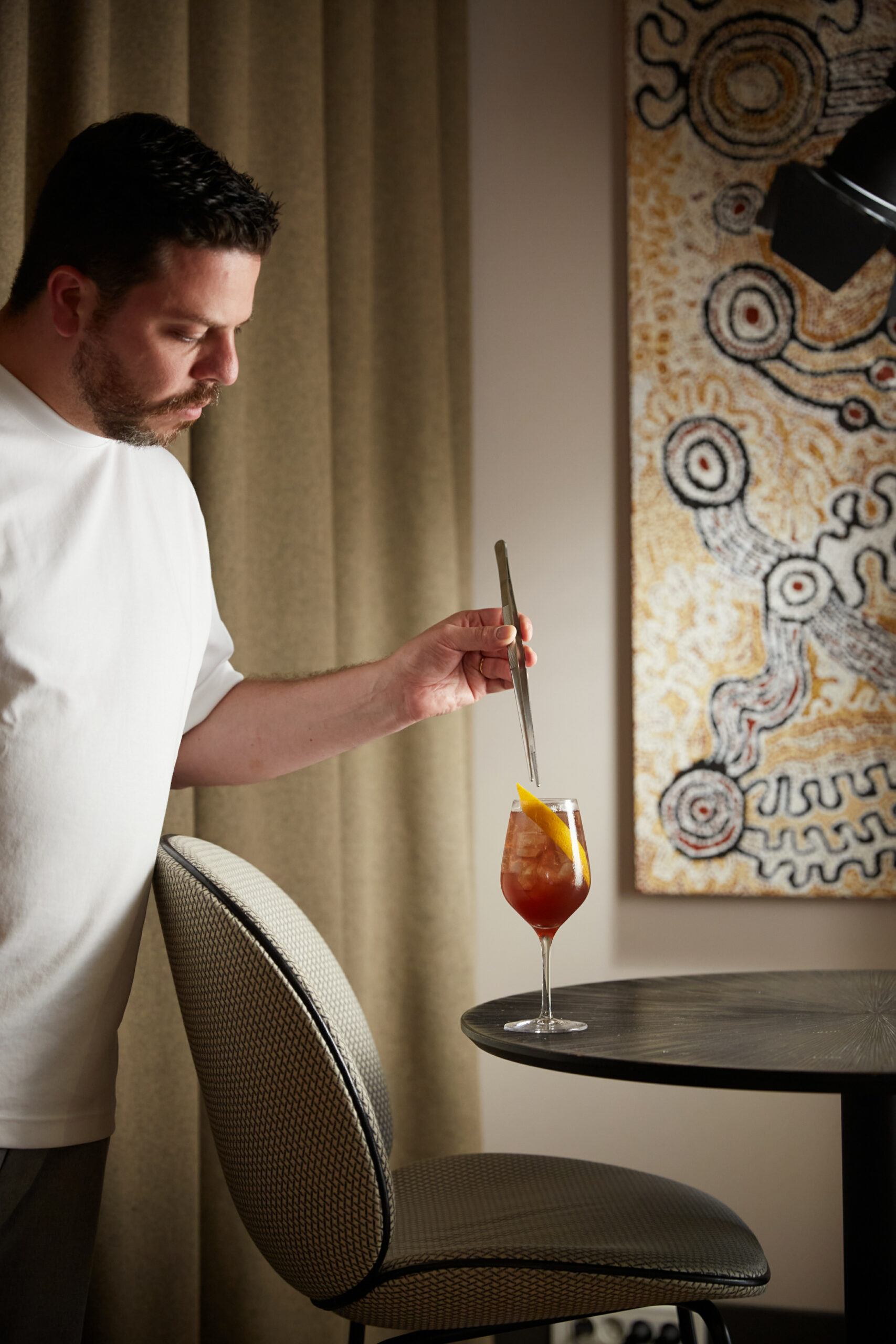 Mixologue ajustant un cocktail pour un shooting spiritueux