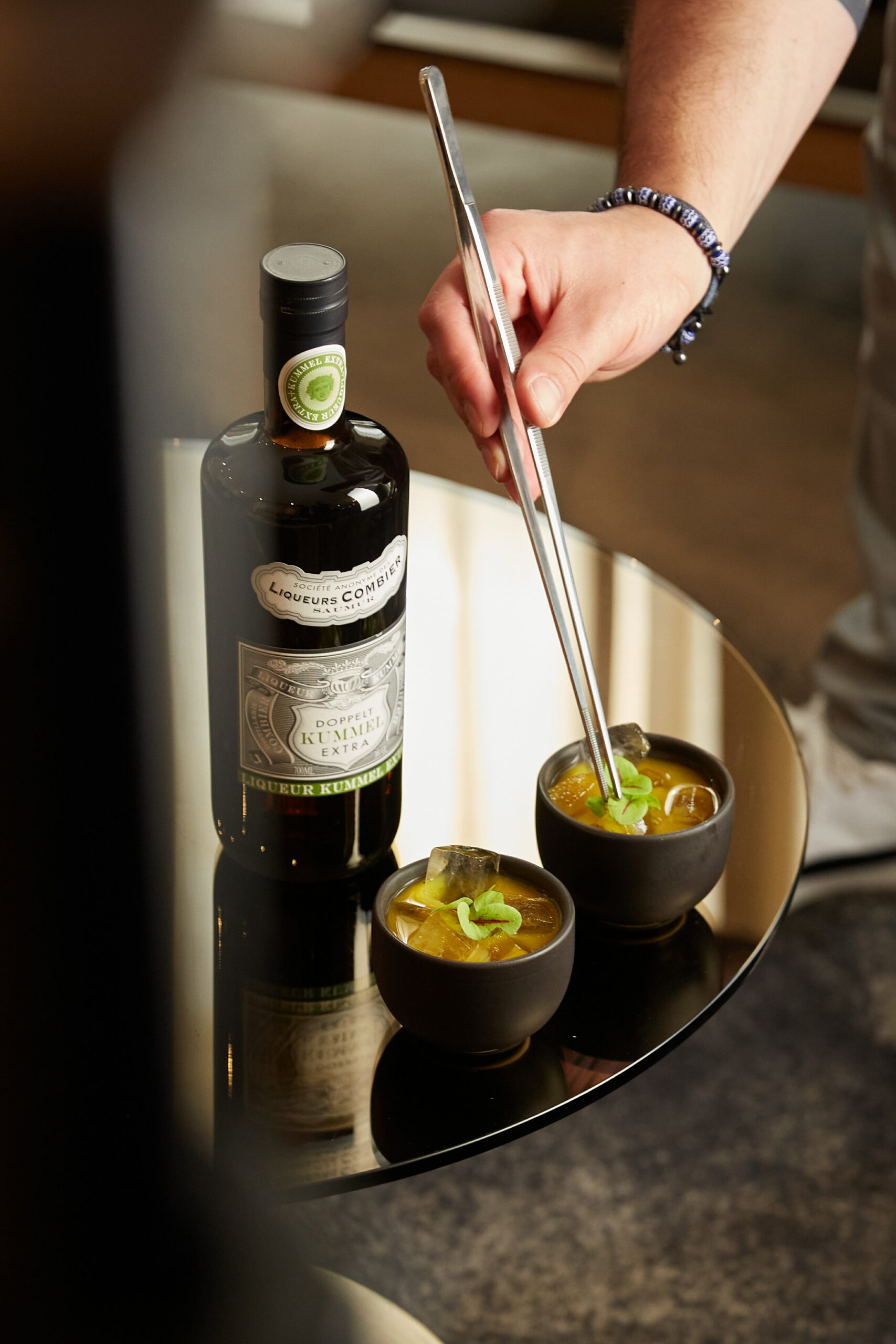 Mixologue ajustant un cocktail pour un shooting spiritueux