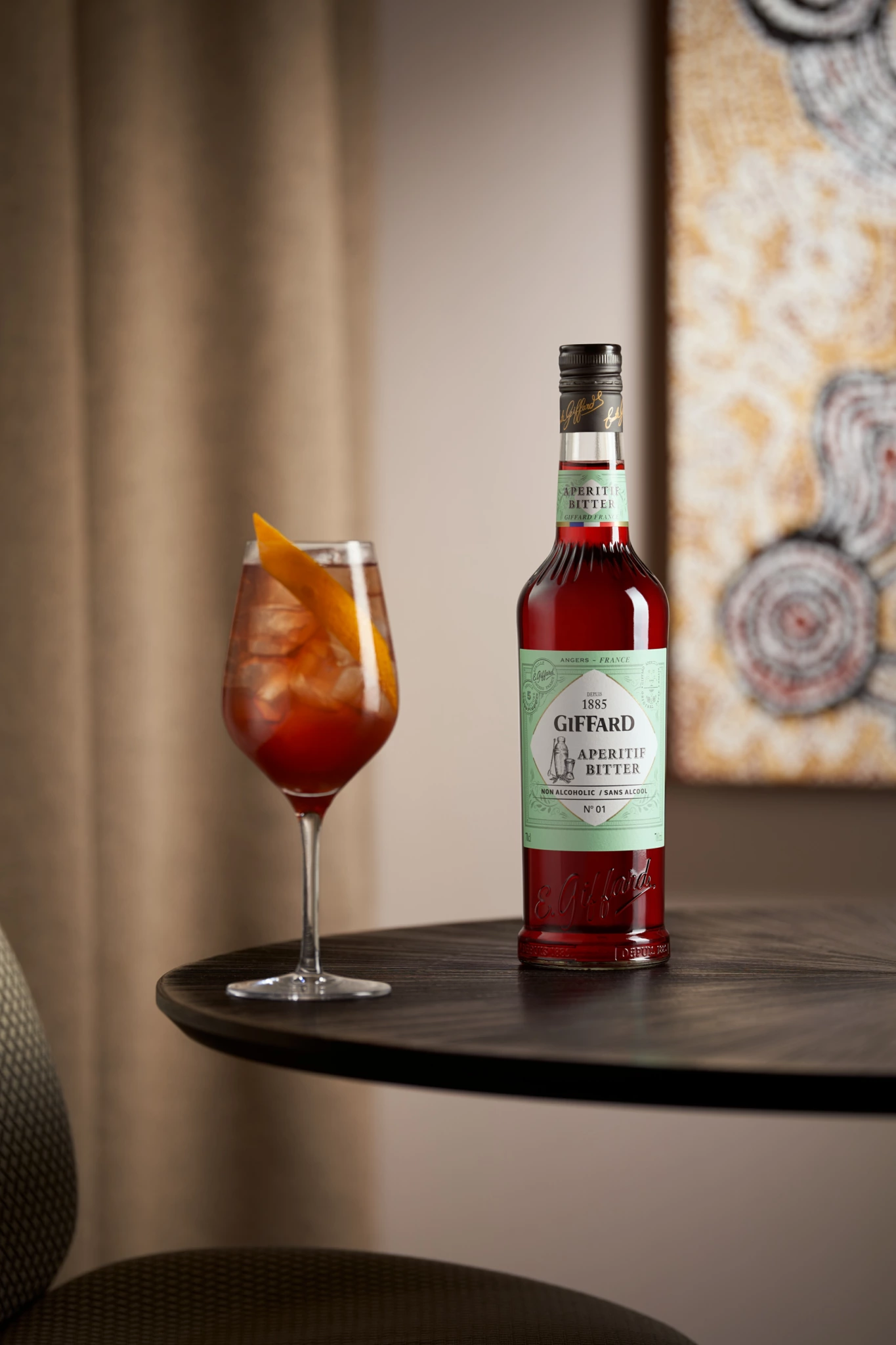 Giffard Apéritif Bitter 02 Photographie still life de la bouteille Giffard Apéritif Bitter et son cocktail