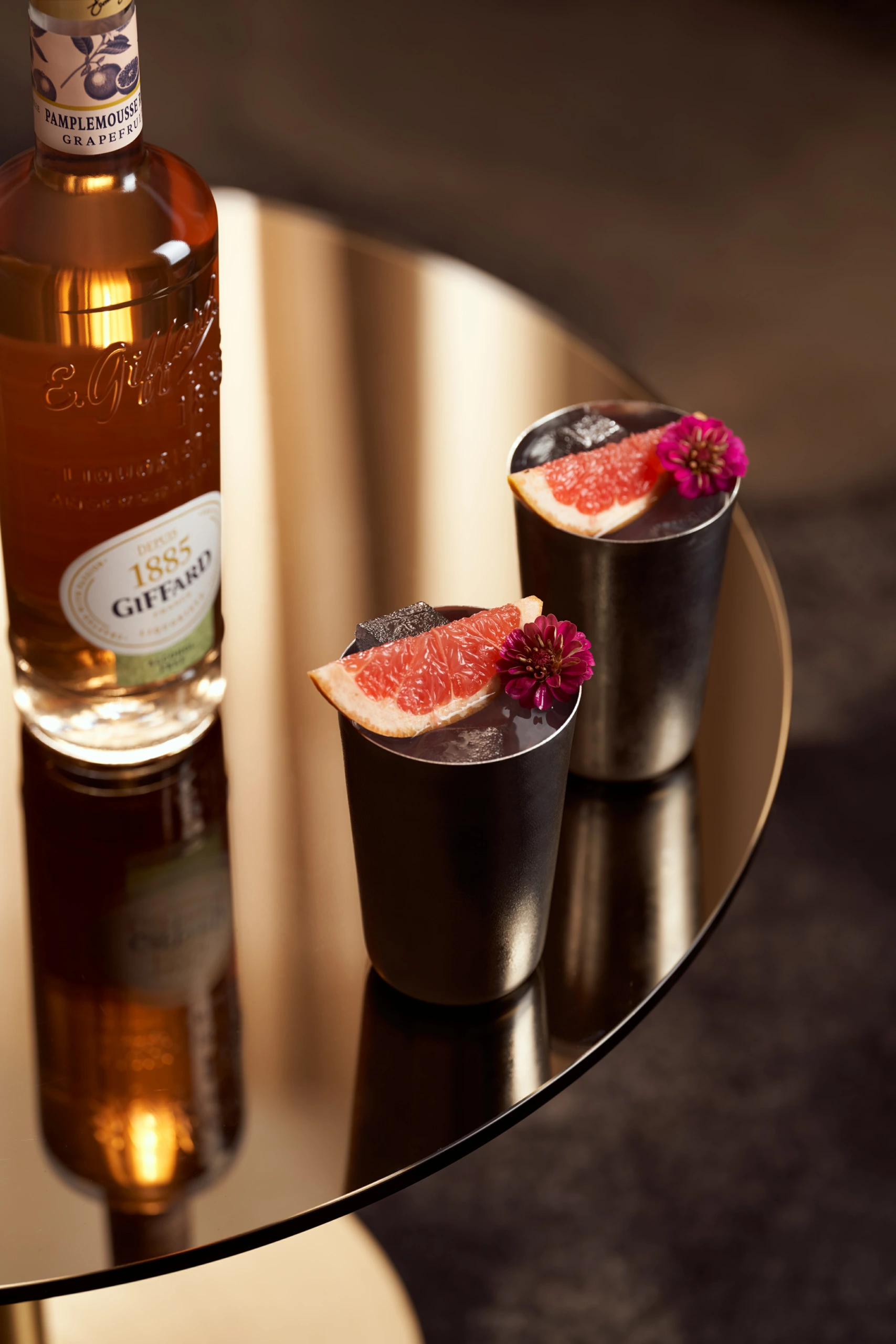 Photographie still life de la bouteille Giffard Pamplemousse et ses cocktails