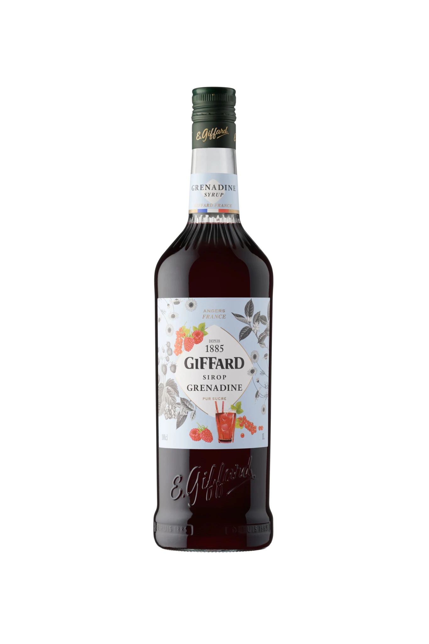 Packshot GIFFARD Grenadine Bouteille de grenadine Giffard Sirop avec étiquette botanique et sirop rouge foncé, verre et baies disposés sur un fond de studio blanc sans couture.