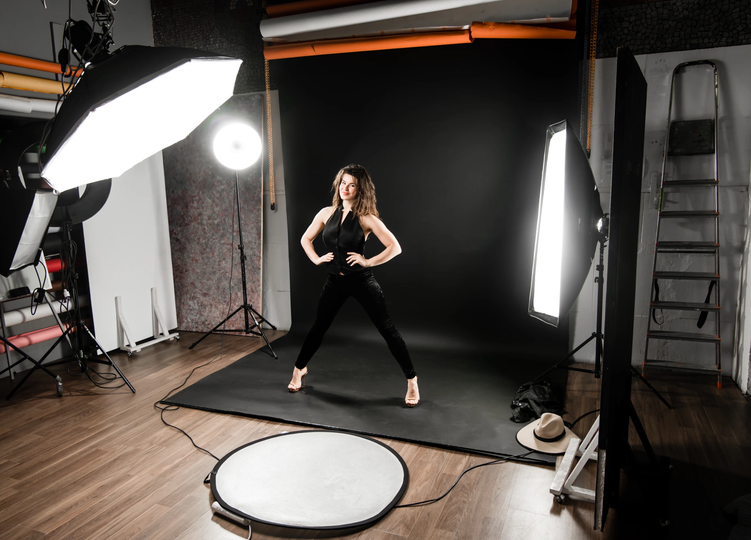 Backstage photo from fashion photoshooting Mannequin femme devant un fond noir lors d'une séance photo