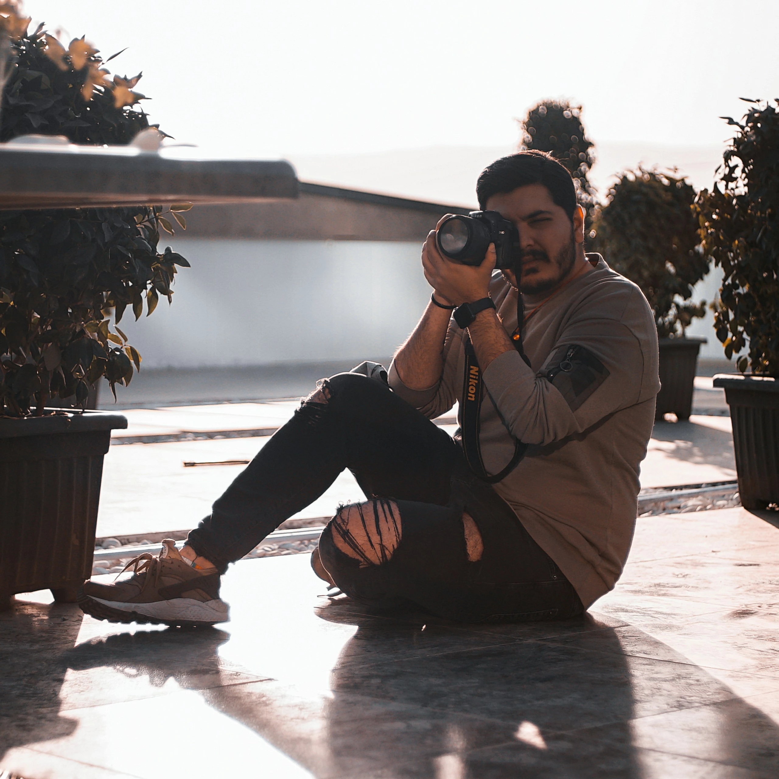 backstage photographe polas paris shooting newface mannequin 3 Photographe accroupie prenant une photo