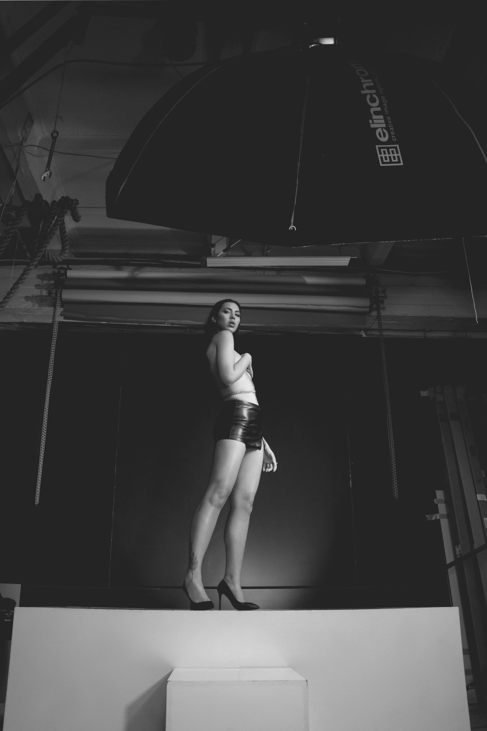 backstage photographe polas paris shooting newface mannequin 6 Séance photo mode en studio en noir et blanc