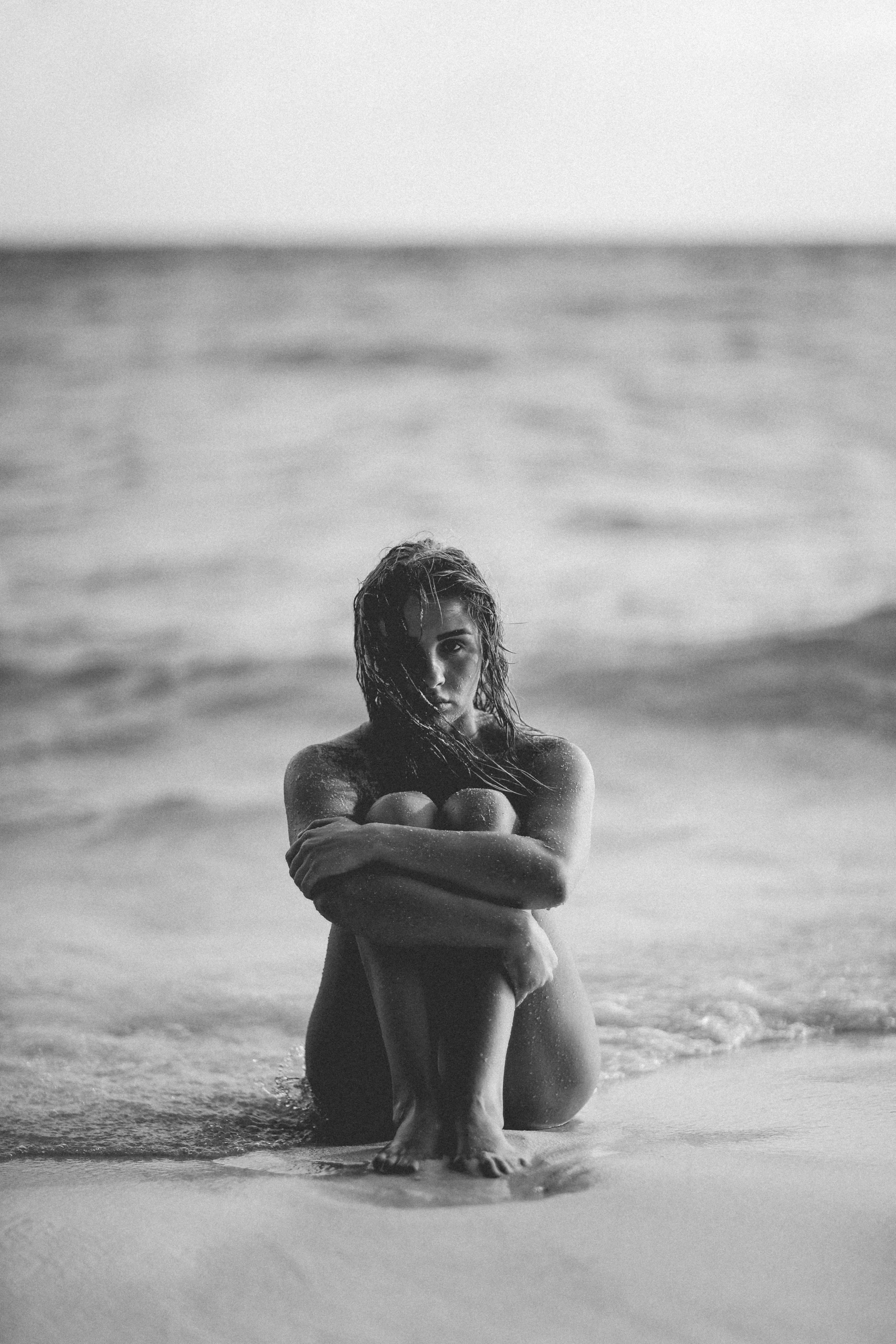 photoographe portrait polas paris shooting newface mannequin 5 Portrait polas d'une femme sur une plage en noir et blanc