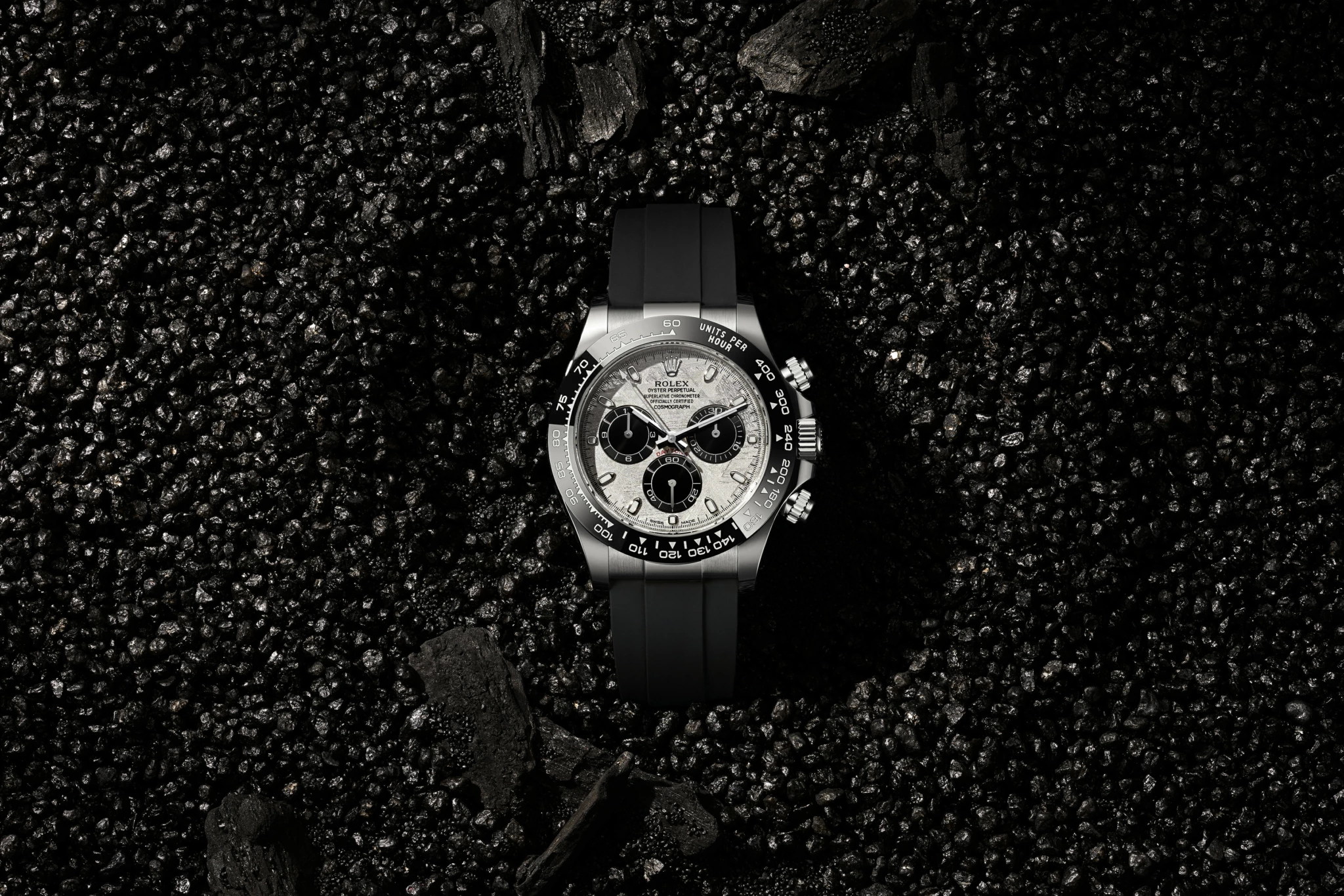 Still life de la Rolex Daytona Meteorite avec un fond au style roche volcanique
