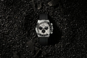 Still life de la rolex daytona meteorite avec un fond au style roche volcanique