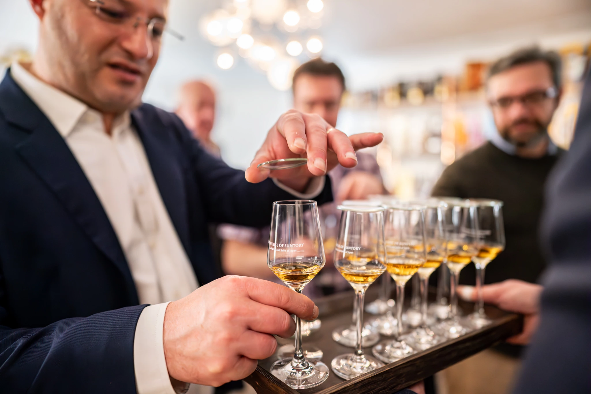 Homme préparant les différents verres de whisky Hibiki lors d'un événement