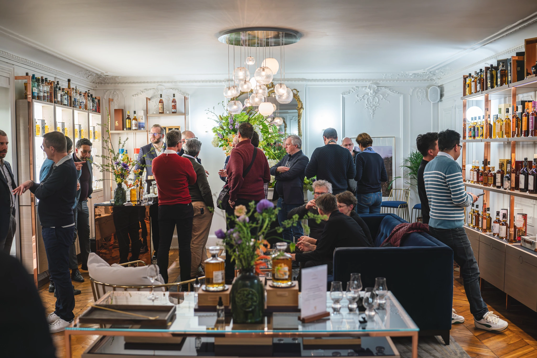 Photo de l'ensemble des participants pendant d'une dégustation du whisky Hibiki