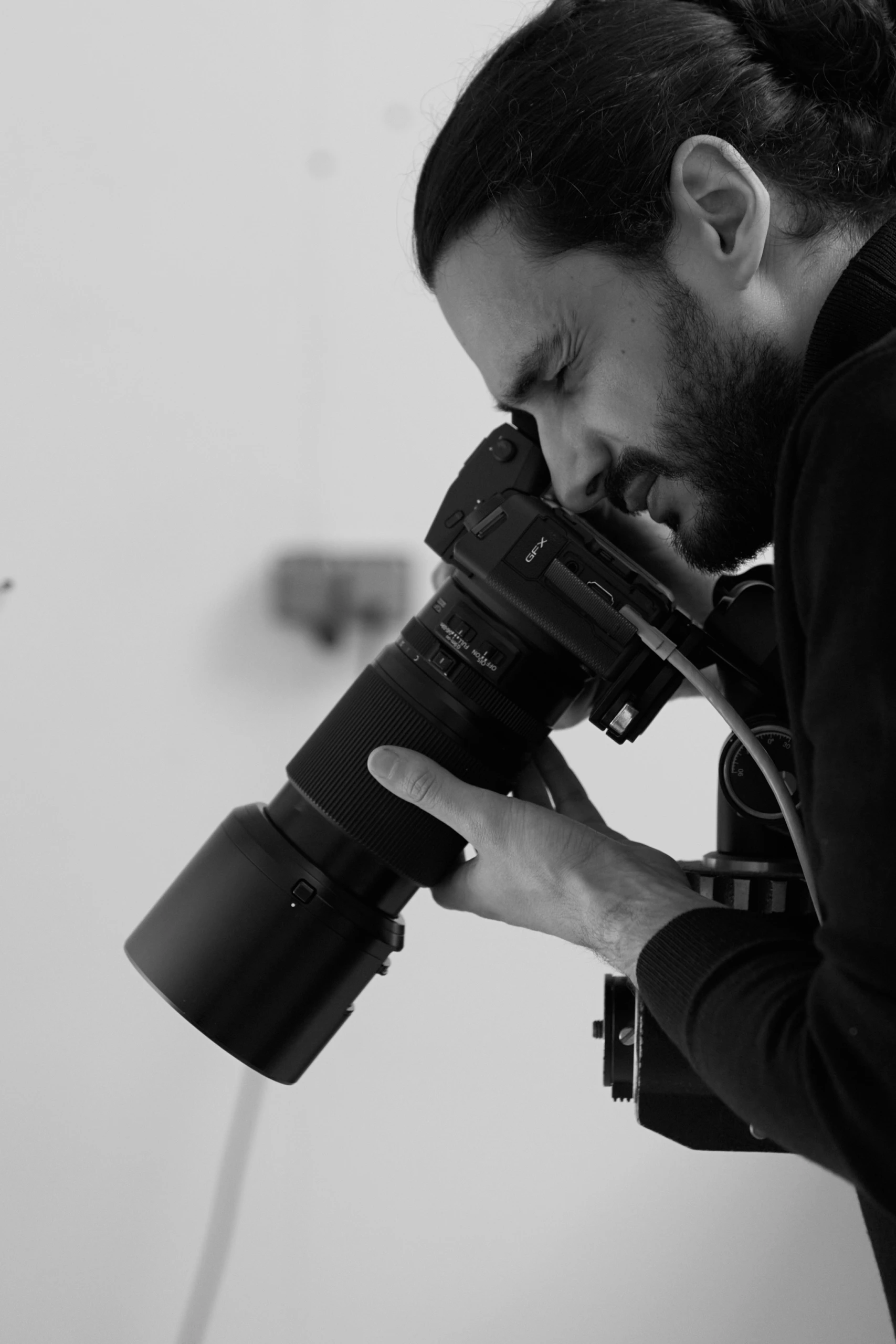 Photographe photographiant des montres en noir et blanc