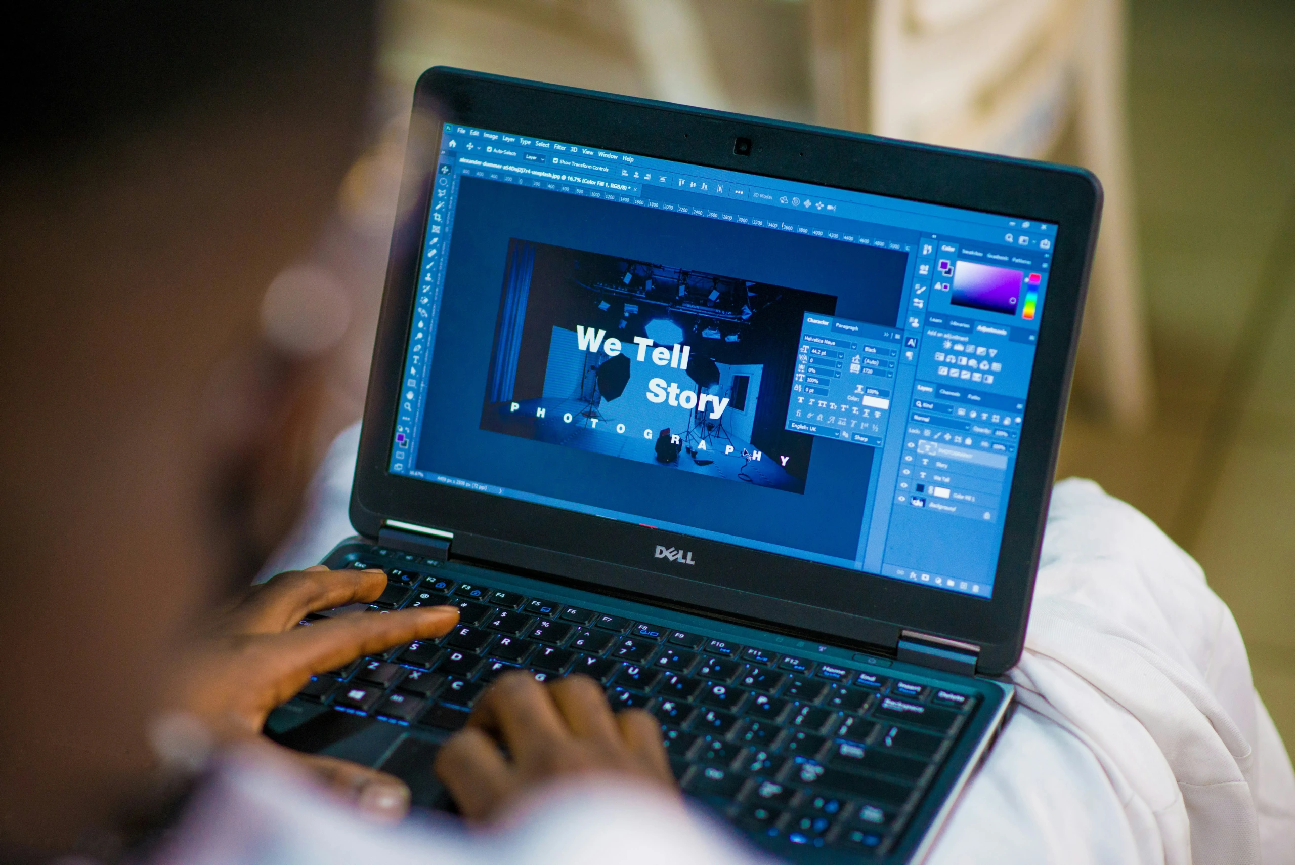Personne travaillant à la retouche d'une photo dans Adobe Photoshop sur un ordinateur portable Dell, éditant une image pour une utilisation photographique professionnelle.