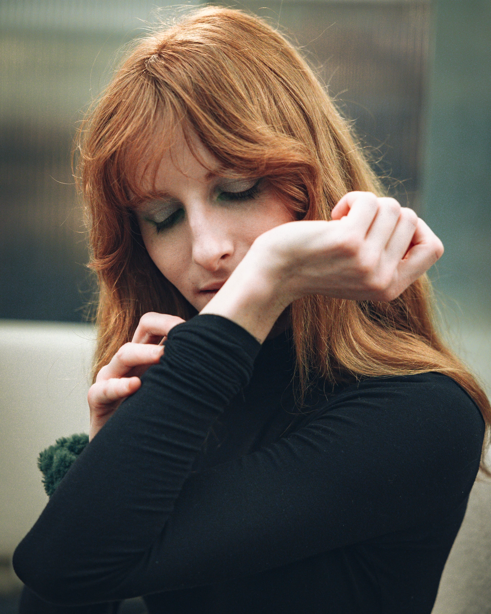Photographie d'une femme rousse qui test le parfum d'Initio Parfum