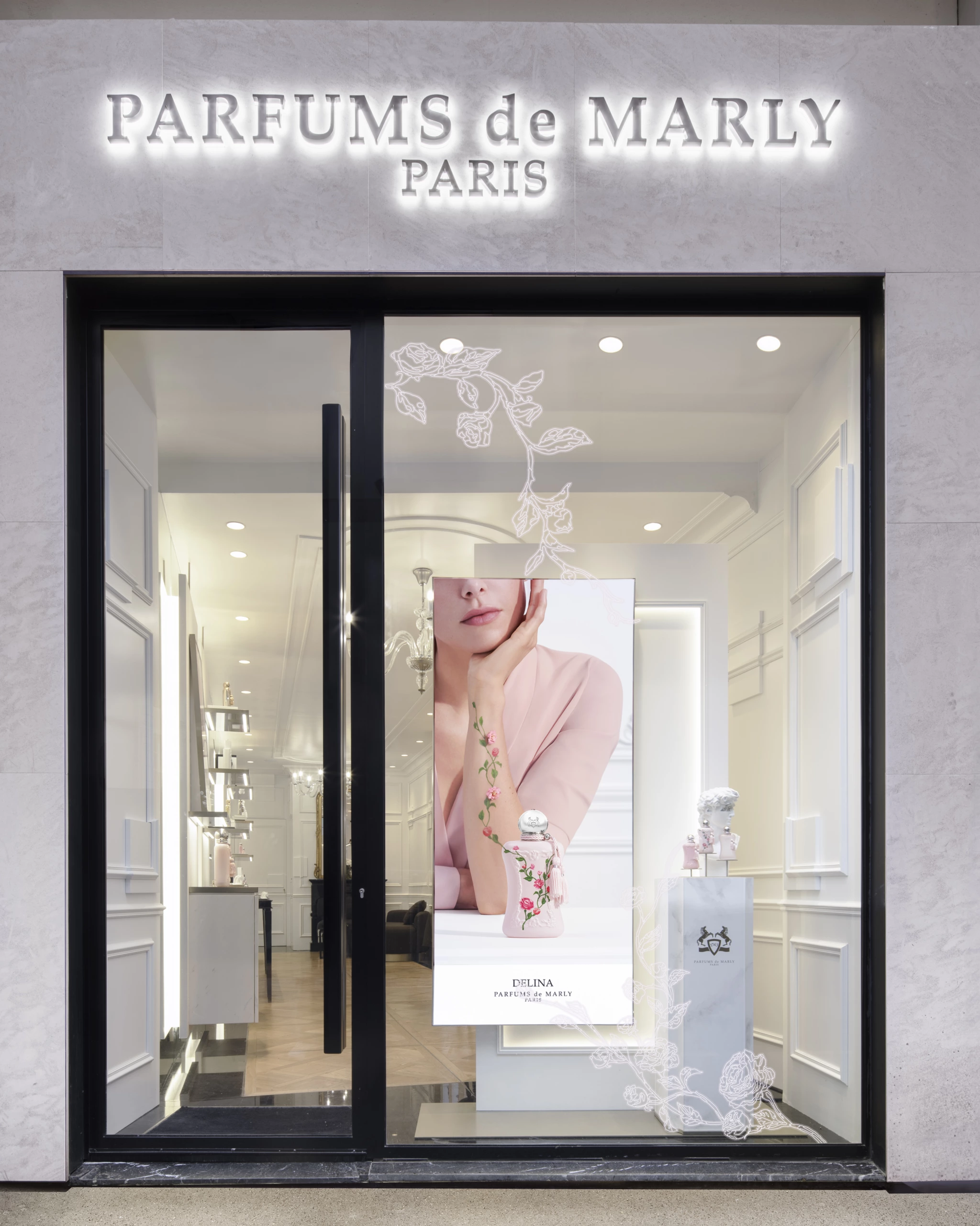 Photographie de la Vitrine extérieur Parfums de Marly Delina