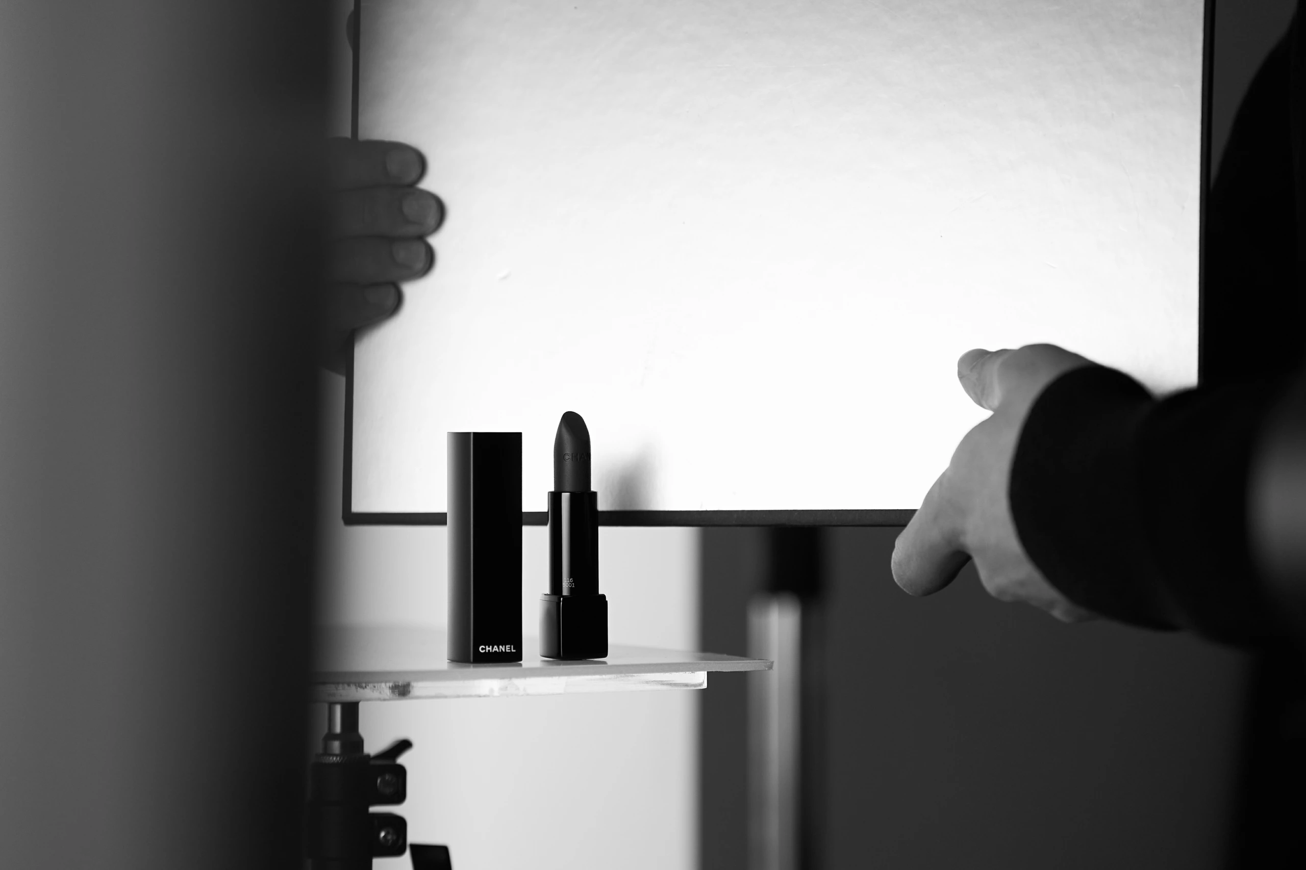 Mise en lumière d’un rouge Chanel à lèvres en studio photo pour un shooting packshot