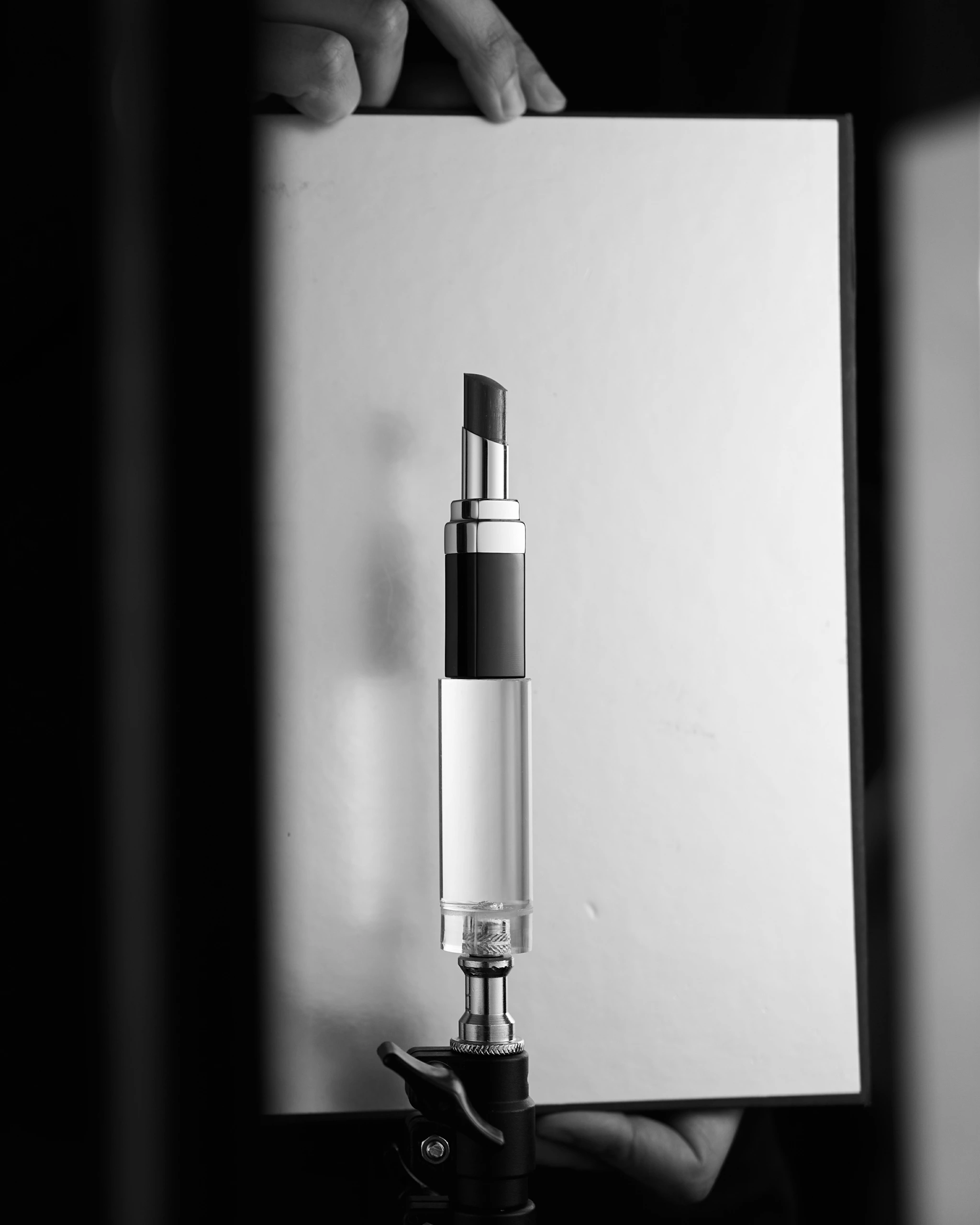 Mise en lumière d’un rouge Chanel à lèvres en studio photo pour un shooting packshot